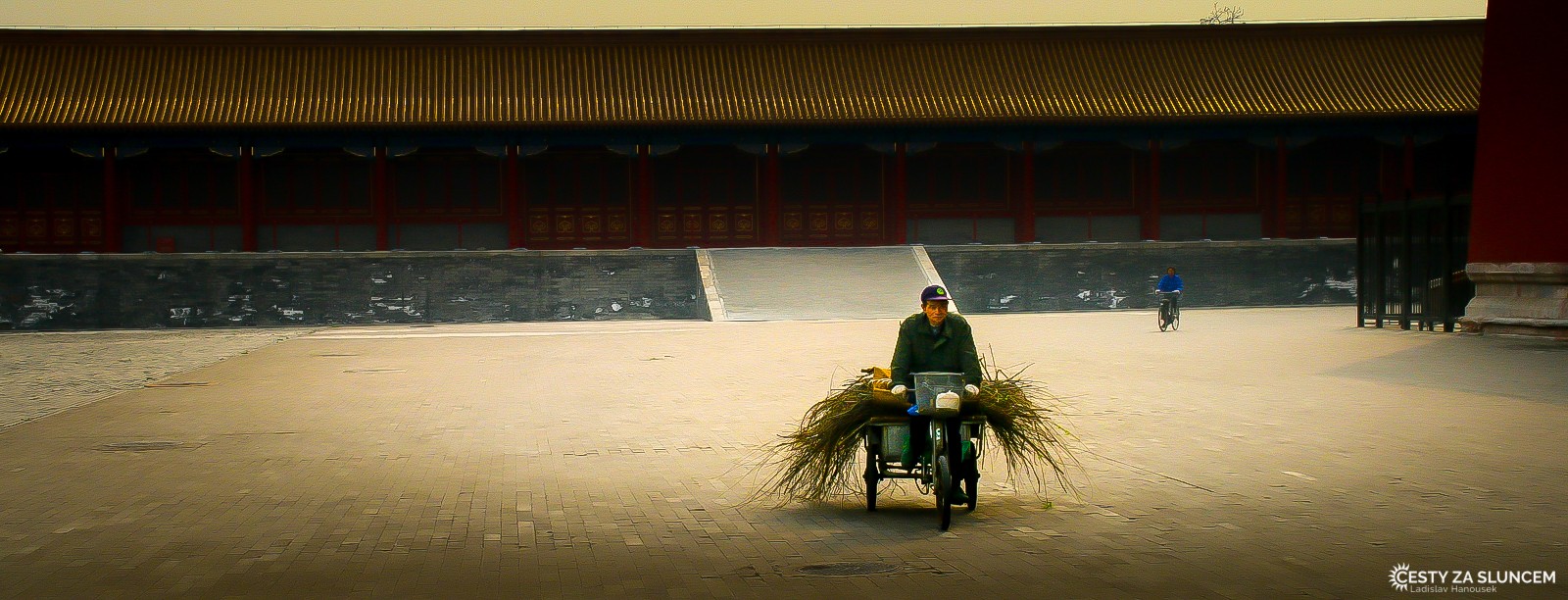 Peking. Košíkář poblíž Zakázaného města. - Ladislav Hanousek, Čína