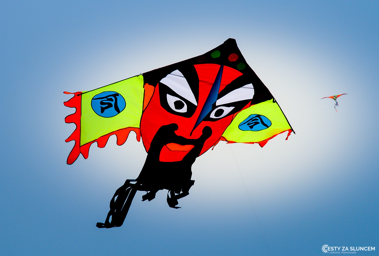 Pouštění draků v pekingské zoologické zahradě. - Ladislav Hanousek, Čína