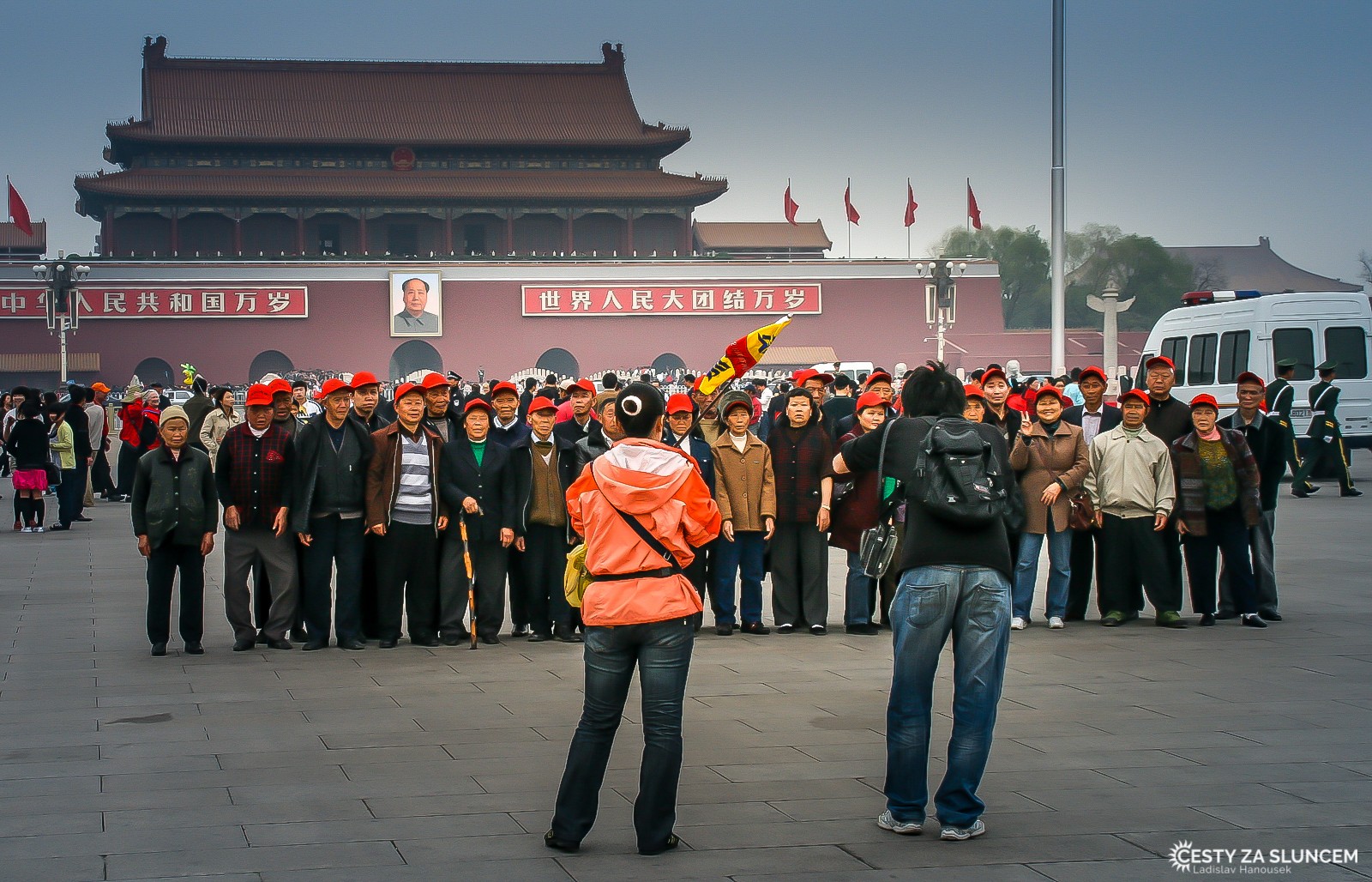 Peking - náměstí Nebeského klidu, ležící jižně od Zakázaného města.Na něm v roce 1949 budoucí čínský vládce a diktátor Mao Ce-tung vyhlásil Čínskou lidovou republiku. Na severní straně jej uzavírá Brána Nebeského klidu (Tian'anmen) na níž je umístěn portrét Mao Ce-tunga. - Ladislav Hanousek, Čína
