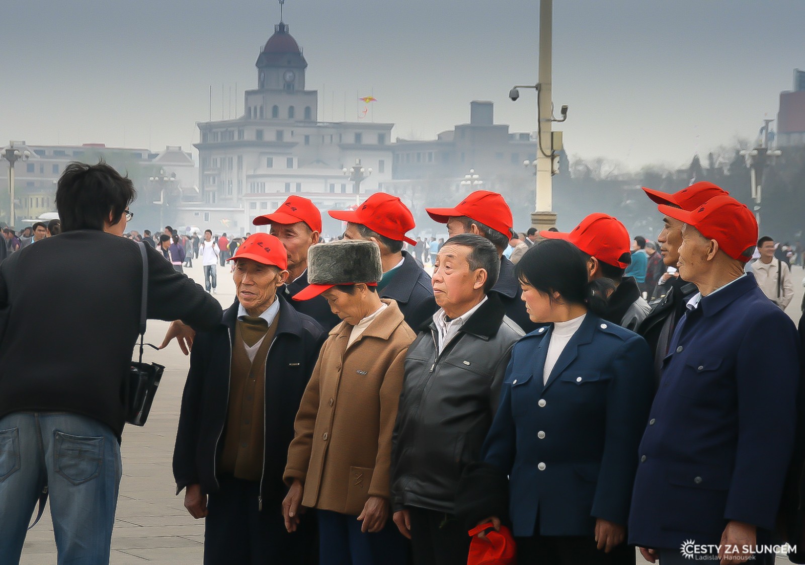 Peking - náměstí Nebeského klidu. Vyfotografovat se před portrétem Mao Ce-tunga je prý téměř povinností... - Ladislav Hanousek, Čína