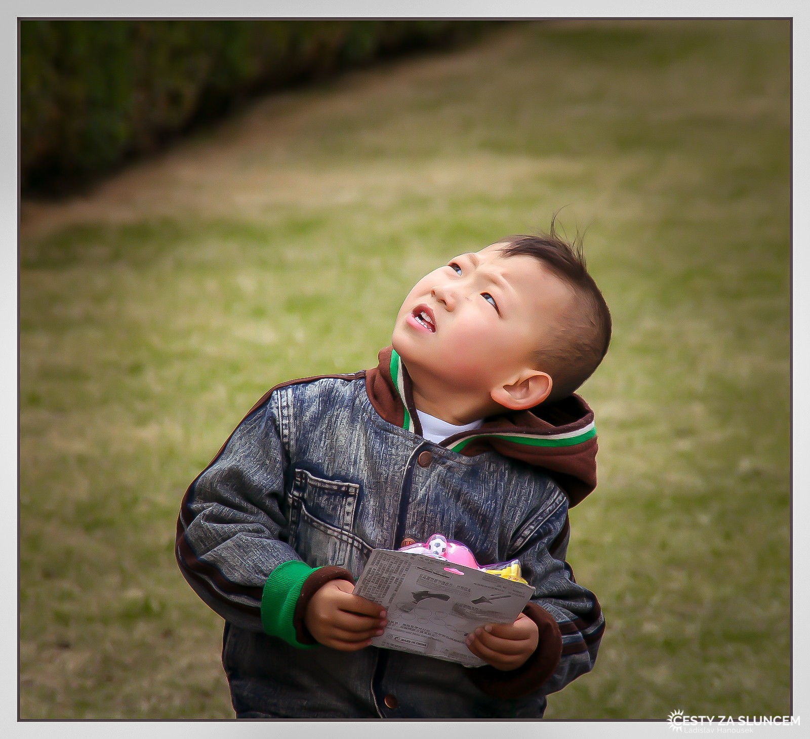 Pouštění draků v pekingské zoologické zahradě. - Ladislav Hanousek, Čína
