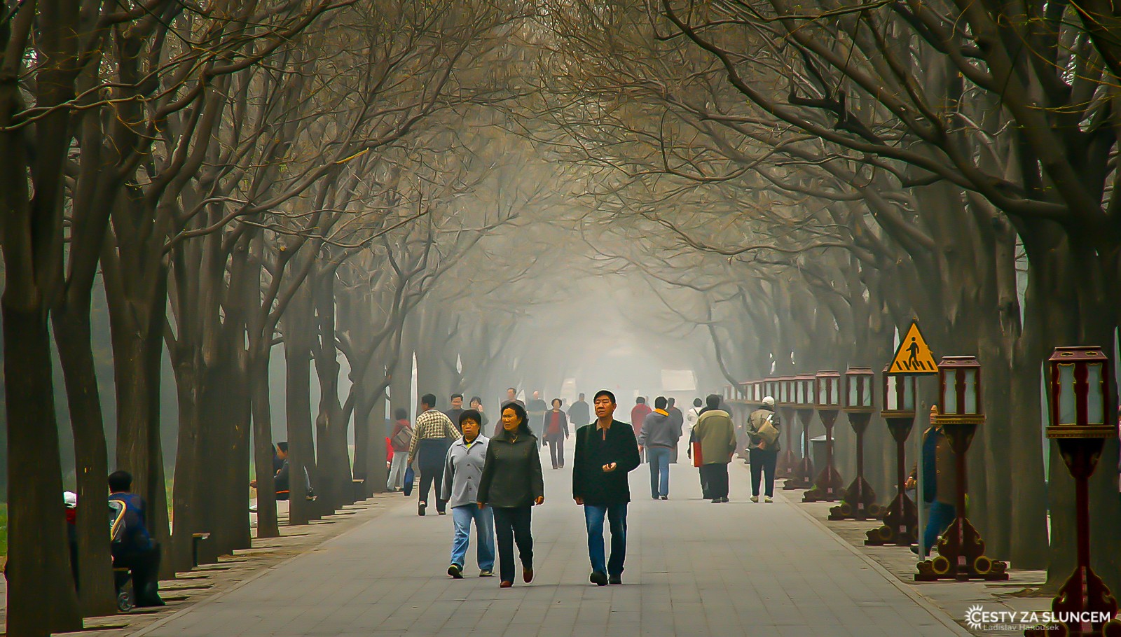 Cesty v parcích jsou často lemovány historickými lucernami. - Ladislav Hanousek, Čína