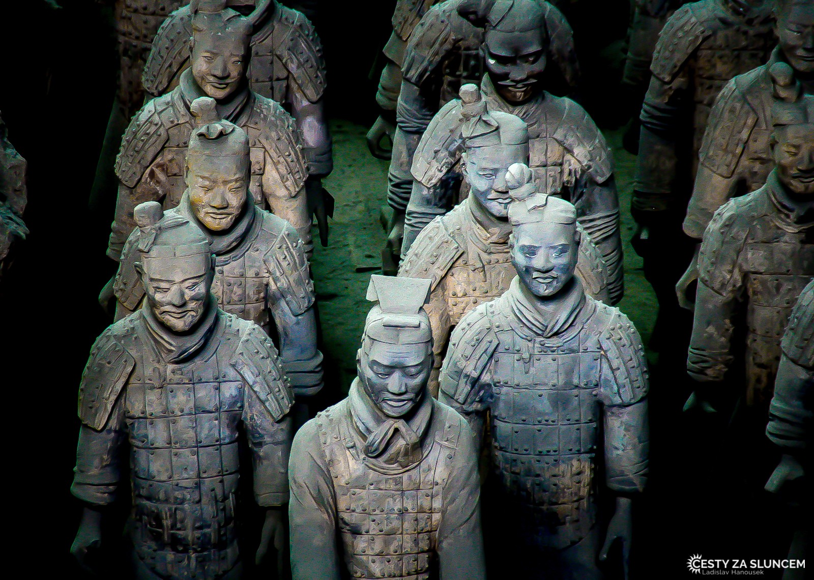 Si-an: Terakotová armáda v Mauzoleu prvního vládce dynastie Čchin. Sochy, původně barevné, jsou vyrobené z pálené hlíny. - Ladislav Hanousek, Čína