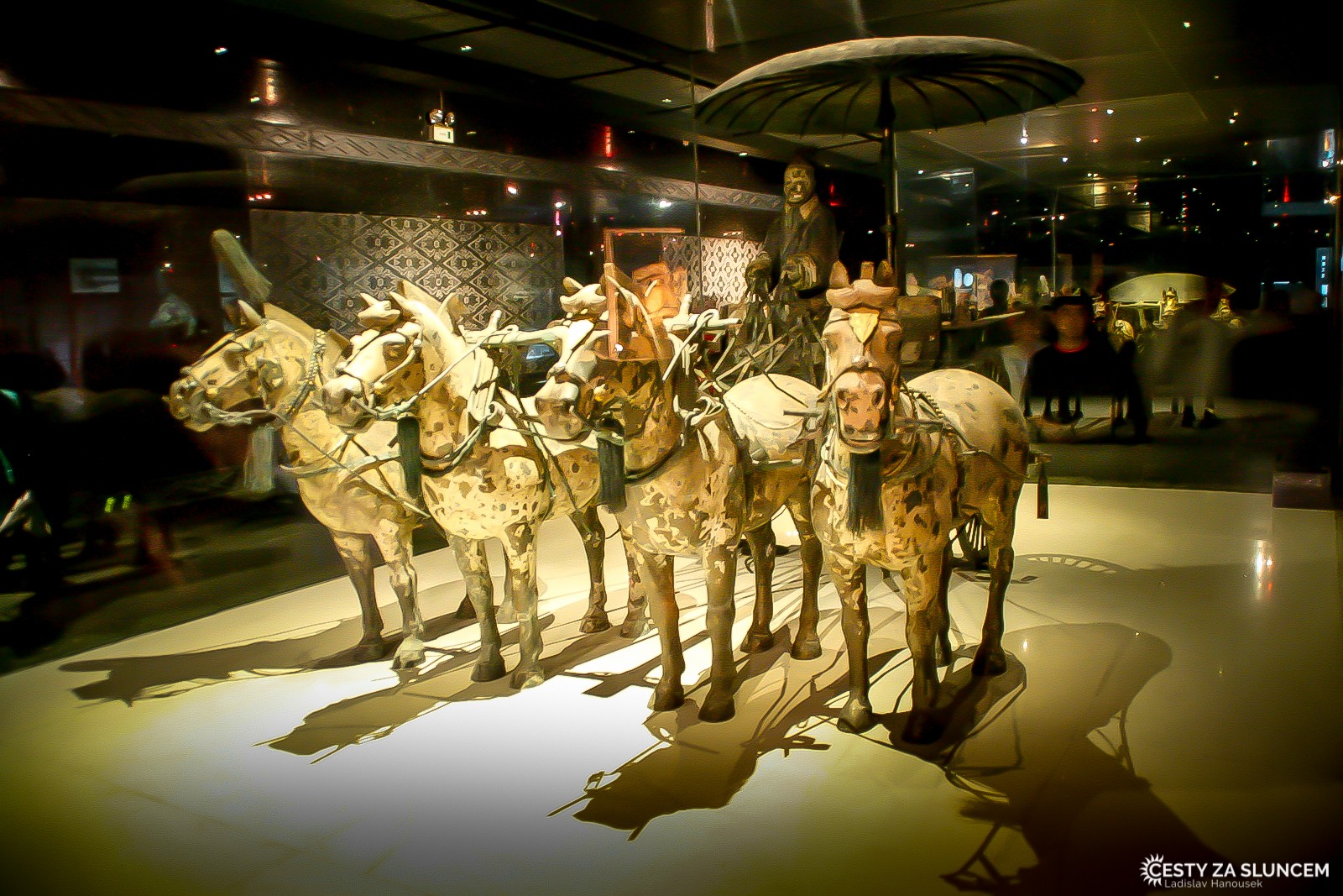 Si-an: Terakotová armáda v Mauzoleu prvního vládce dynastie Čchin. Vedle soch vojáků bylo v Si-anu odkryto i toto válečné čtyřspřeží. - Ladislav Hanousek, Čína