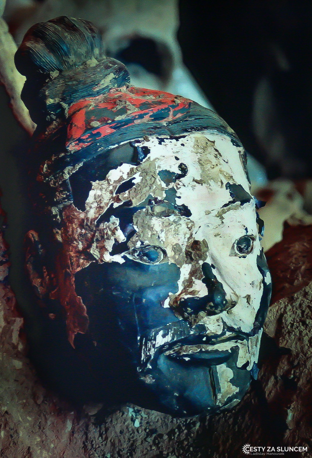 Si-an: Terakotová armáda v Mauzoleu prvního vládce dynastie Čchin. Jen na některých sochách je viditelná jejich původní barevnost. - Ladislav Hanousek, Čína