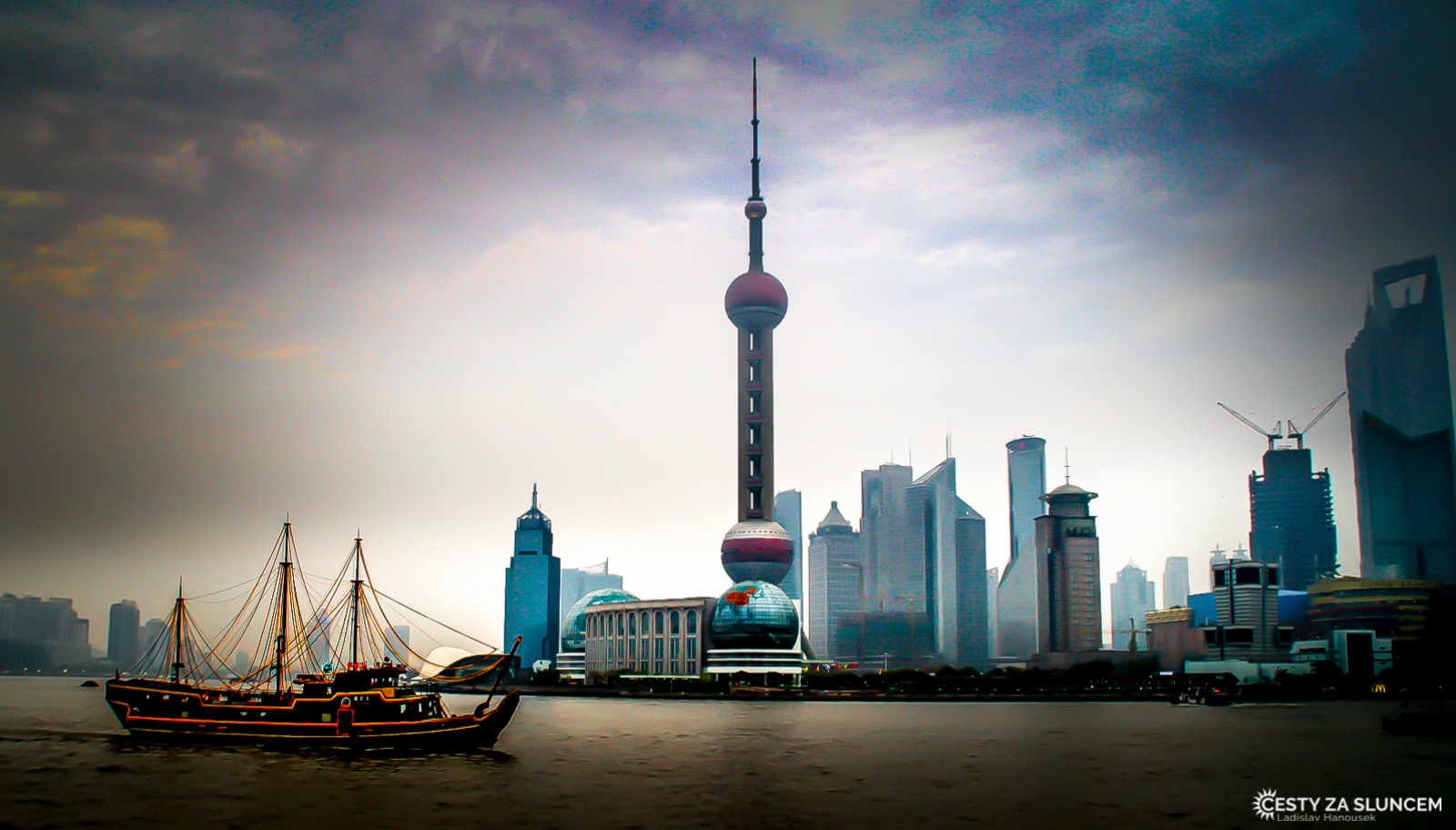 Šanghaj je s více než 20 miliony obyvatel nejlidnatější město Číny a významné hospodářské centrum země. - Ladislav Hanousek, Čína