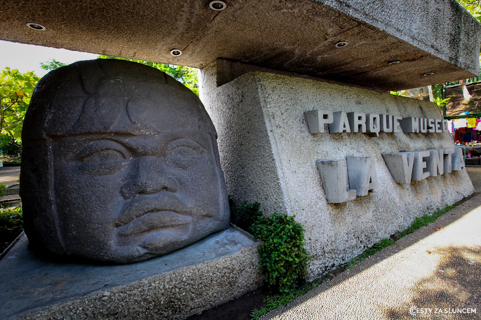 Parque-Museo La Venta ve městě Villahermosa. V tomto ojedinělém parku jsou soustředěny v příjemném stínu bujné vegetace obří čedičové hlavy a trůny, dílo dávných Olméků, příslušníků nejstarší známé civilizace Mexika . - Ladislav Hanousek, Mexiko