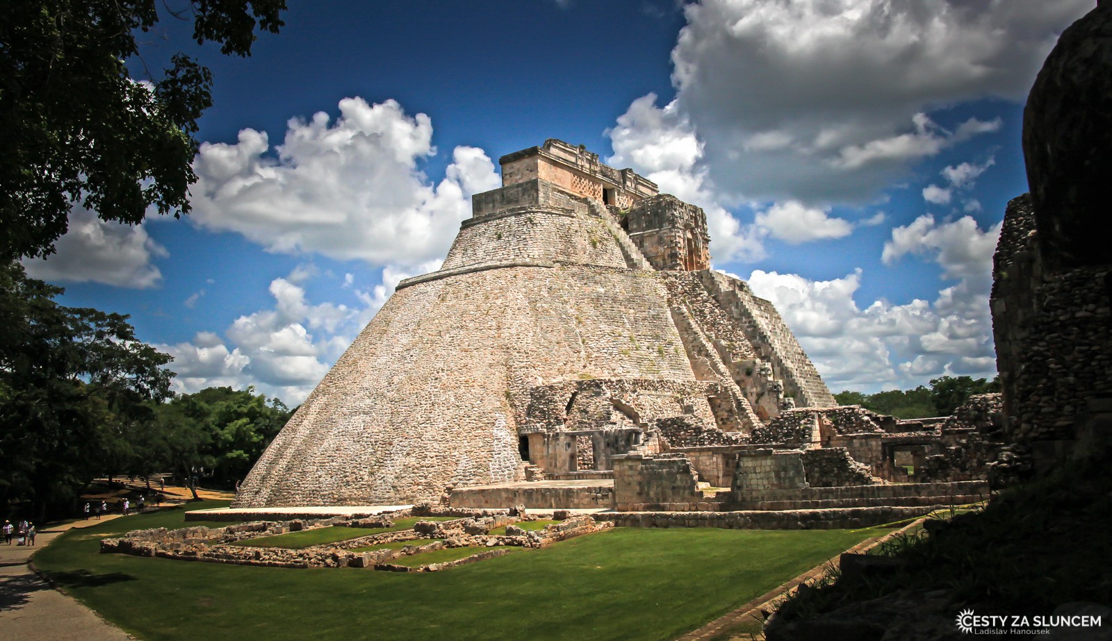 Město Uxmal vzkvétalo hlavně v letech 600 - 750, kdy bylo osídleno Mayi. Bylo v té době náboženským střediskem celého okolí a sídlem nejvyšších kněží. - Ladislav Hanousek, Mexiko