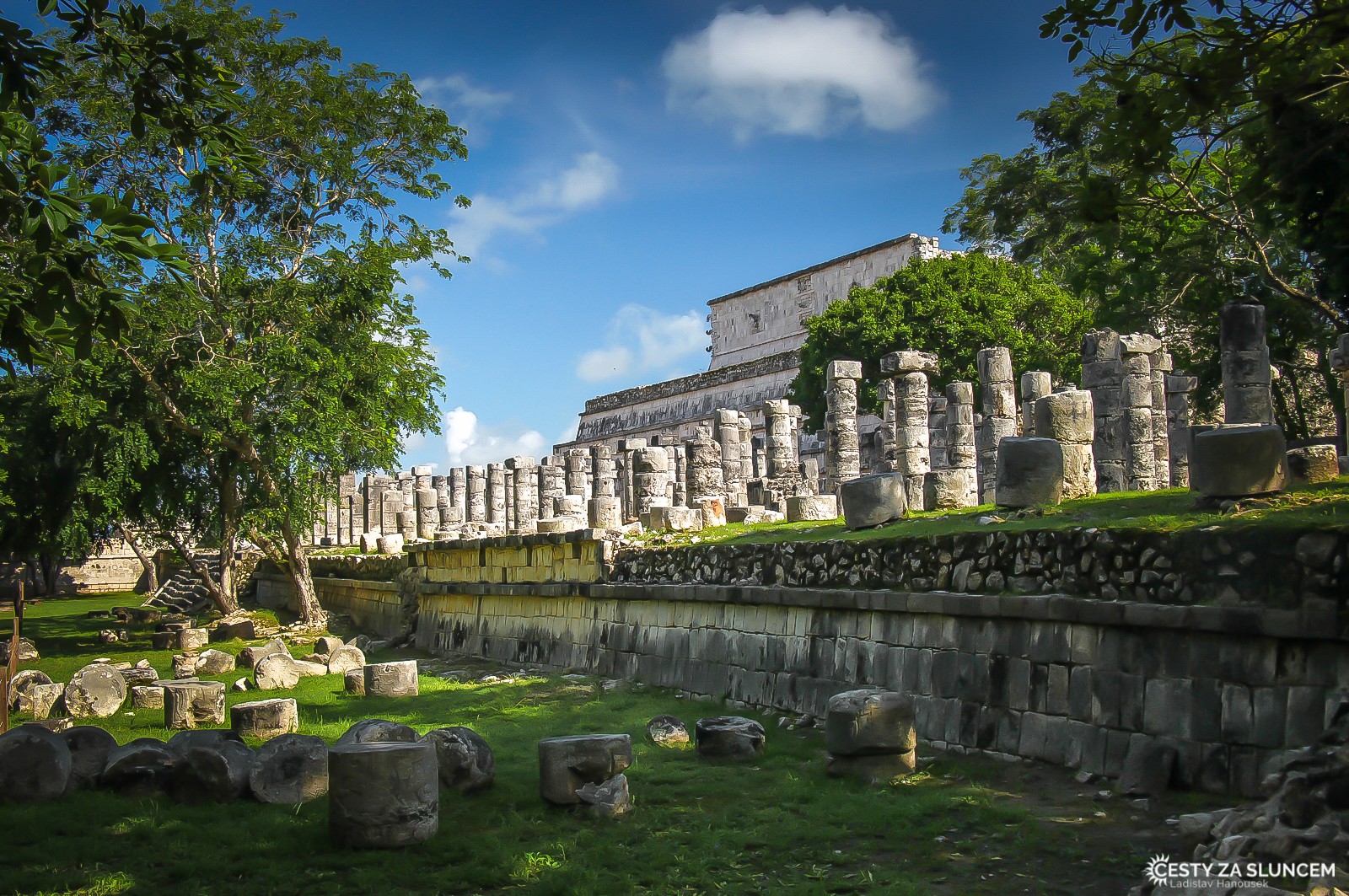 Chichen Itzá: El palacio de las columnas esculpidas. - Ladislav Hanousek, Mexiko
