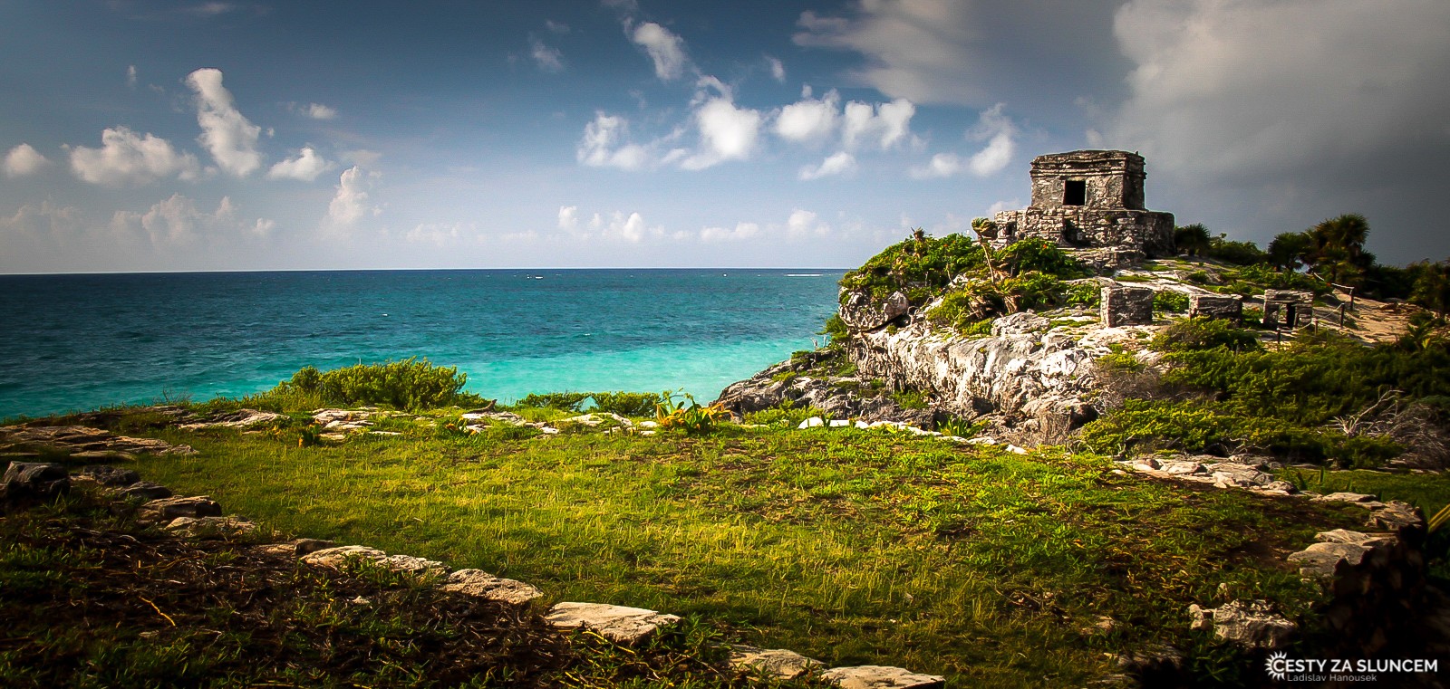 Tulum: Jedna z nejzachovalejších a nejromantičtěji vyhlížejících památek Mexika. Leží 130 km na jih od města Cancún na 12 metrů vysokém skalisku nad azurovými vodami Karibského moře. Byl jedním z náboženských a kulturních center starých Mayů. - Ladislav Hanousek, Mexiko