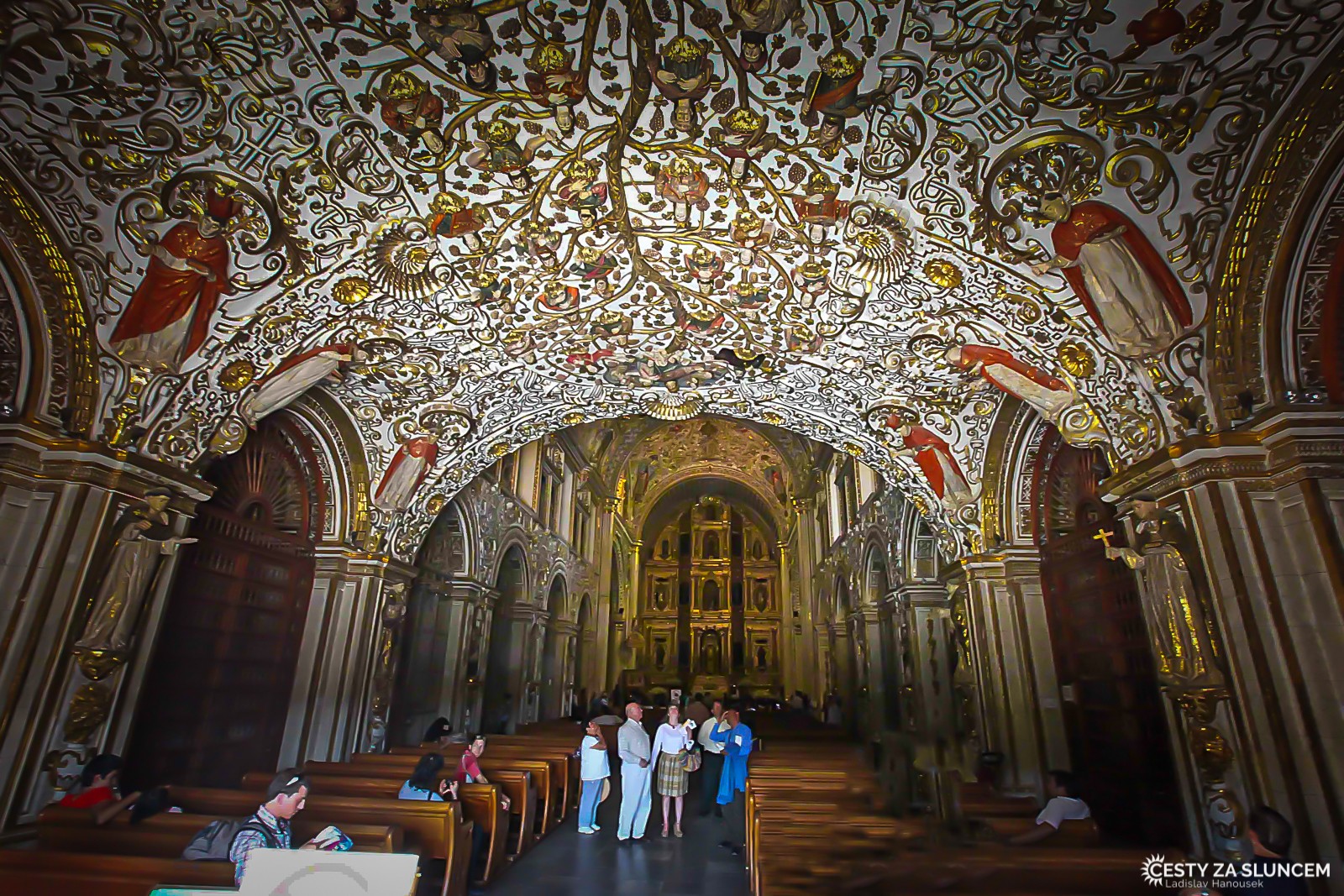 Oaxaca: Interiér Basílica Menor de Nuestra Siňora de la Soledad. - Ladislav Hanousek, Mexiko