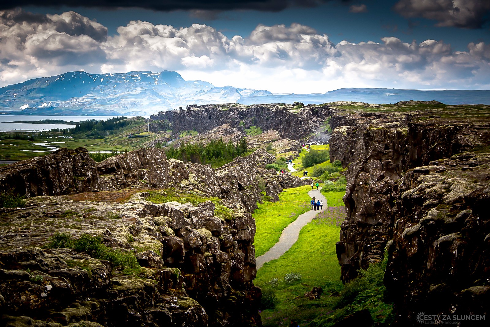 Národní park Thingvellir (správně Þingvellir). Soutěska s vodopádem, kde se scházeli starší Islandu k jednání prvního parlamentu. - Ladislav Hanousek, Island