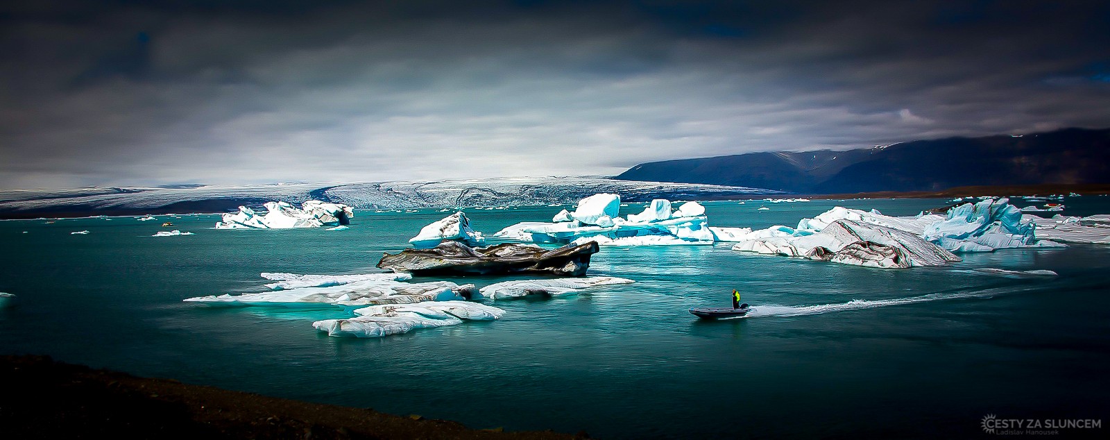 I v červenci je na jezeře Jökulsárlón mnoho ker odlomených z ledovce Breiðamerkurjökull. Kry postupně jezero opouštějí a směřují do Atlantického oceánu. - Ladislav Hanousek, Island