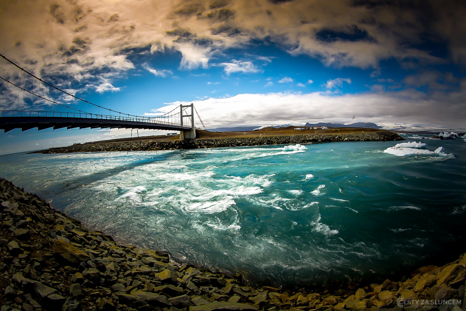 Ledovcové jezero Jökulsárlón,  doslovně "ledová řeka laguna" je velké ledovcové jezero na jihovýchodě Islandu , na okraji národního parku Vatnajökull .  Nachází se v čele ledovce Breiðamerkurjökull a vyvinulo se po tom, co ledovec začal ustupovat od okraje Atlantského oceánu do vnitrozemí . - Ladislav Hanousek, Island
