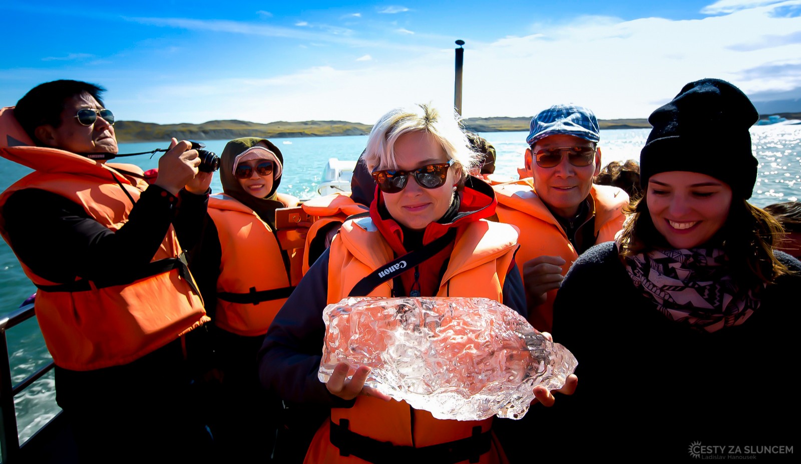 Ledovcové jezero Jökulsárlón. Ledové kry je možné sledovat i z obojživelných vozidel plujících po jezeře, průvodkyně vám nechá kolovat i kus ledu starého mnoho tisíc let. - Ladislav Hanousek, Island
