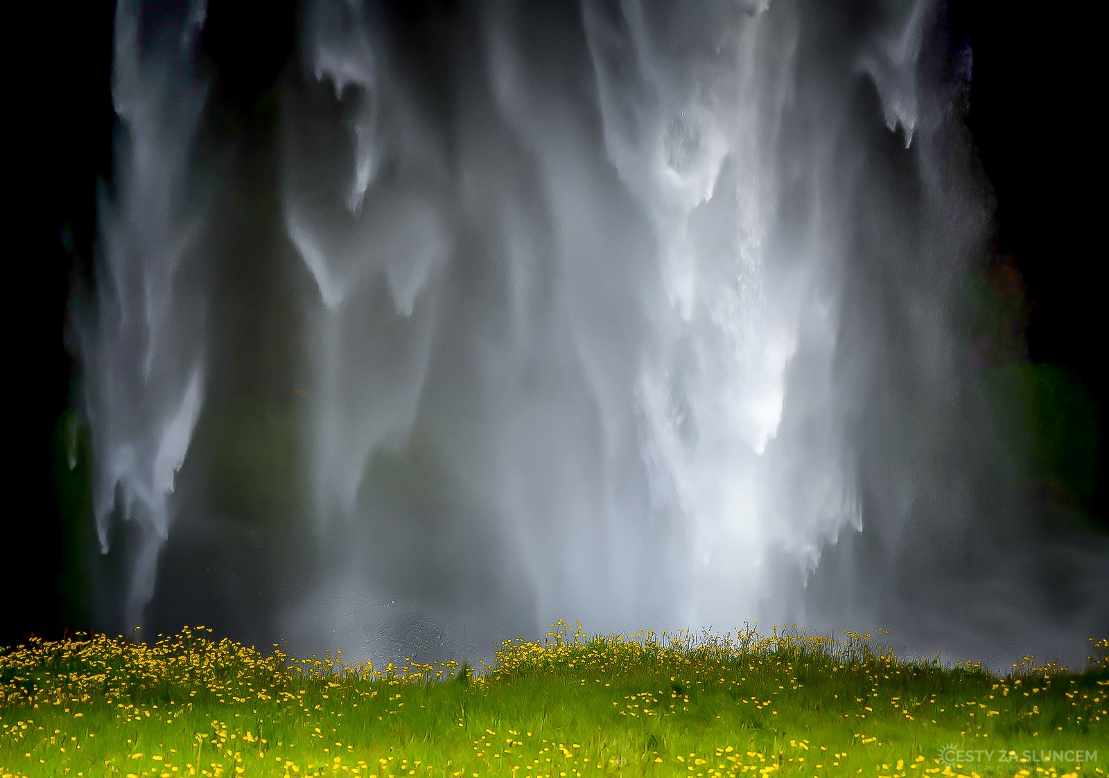 Za vodopádem Seljalandfoss vede pod skalami cestička, kterou lze vodopád obejít i zezadu. - Ladislav Hanousek, Island