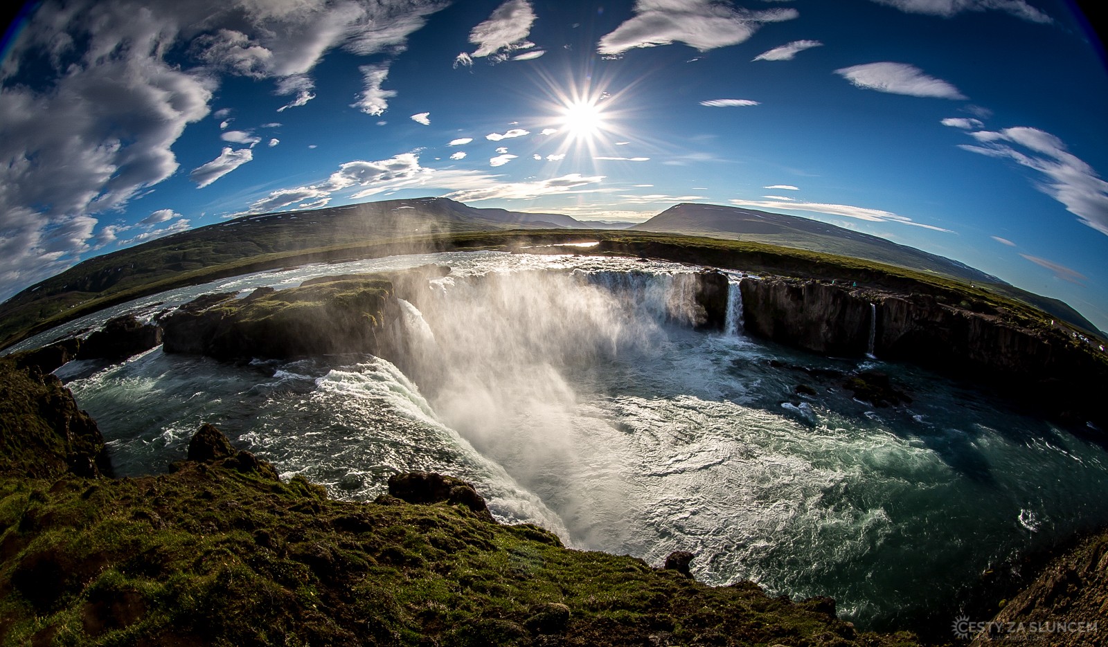 Vodopád Goðafoss (Godafoss) – patří k nejkrásnějším vodopádům na Islandu. Vodní tok ledovcové řeky Skjálfandafljót tu spadá z výšky 12 m a tvoří tak vodopád ve tvaru podkovy široký kolem 30 m. - Ladislav Hanousek, Island