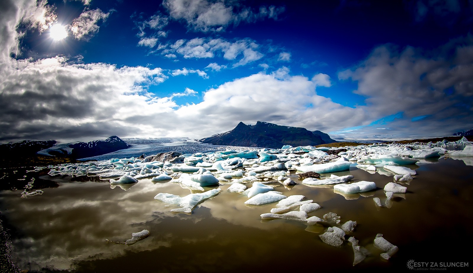 Ledovec Breiðamerkurjökull s malým ledovcovým jezerem. - Ladislav Hanousek, Island