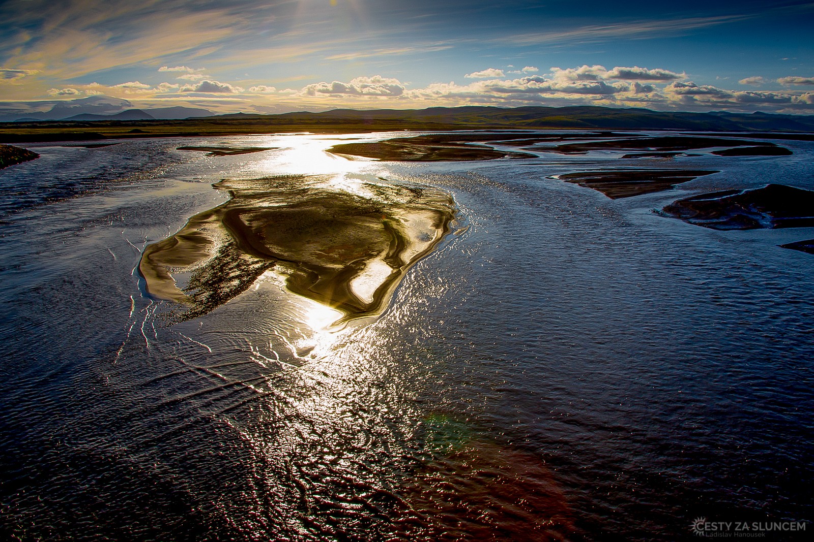 Řeka Hvítá. Vodní plochy zaujímají téměř 3 % povrchu Islandu. Síla největších islandských řek pochází z ledovců – největší řeky Islandu pramení právě v horských oblastech. Patří mezi ně i řeka Hvítá. - Ladislav Hanousek, Island
