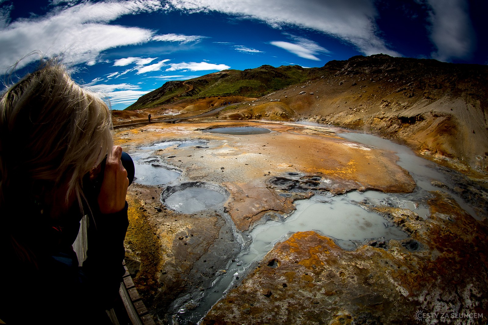 Seltún Geothermal Area. Je tu, podobně jako v Yellowstonském národním parku v USA, množství sulfatarů a bahenních jezírek, horniny  hýří pastelovými barvami a jen pár stovek metrů odtud je v bývalém sopečném kráteru jezero Graenavatn (Zelené jezero). - Ladislav Hanousek, Island