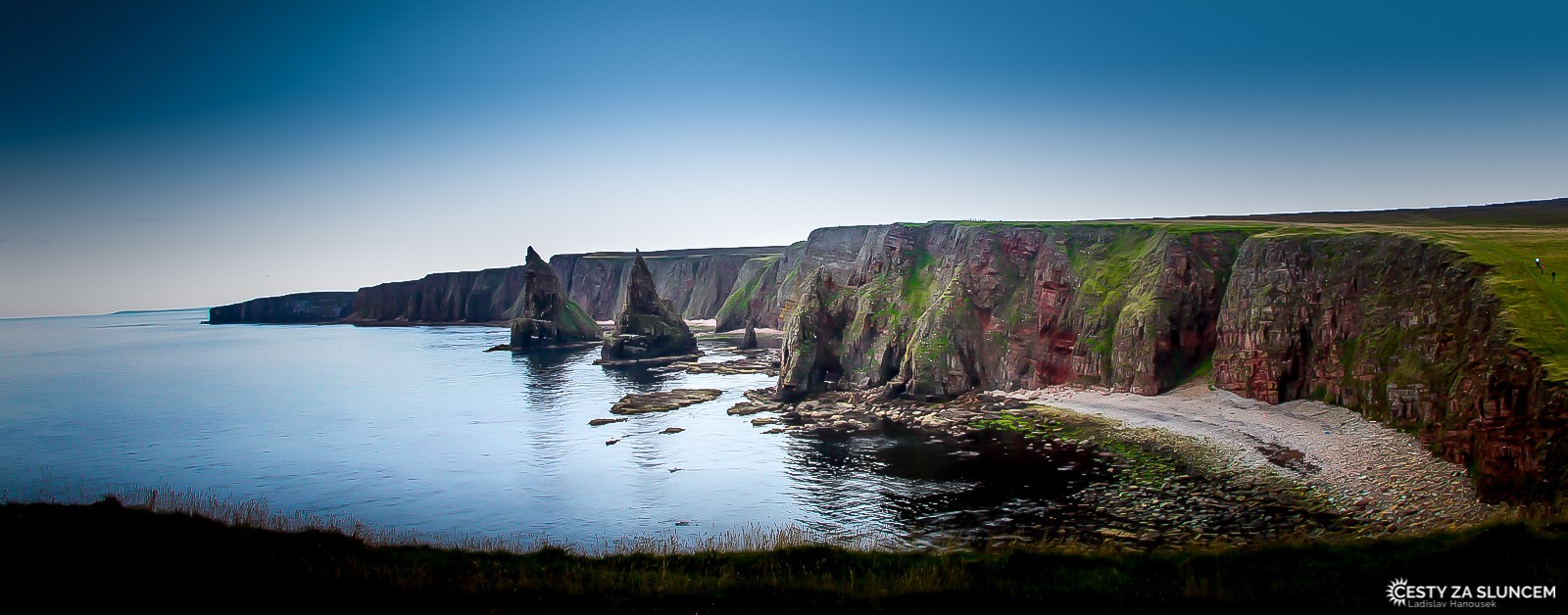 Útesy Duncansby Head v severovýchodním cípu Skotska. Dojít k nim lze od parkoviště v John O´ Groats asi dvoukilometrovou procházkou po pobřeží. - Ladislav Hanousek, Skotsko