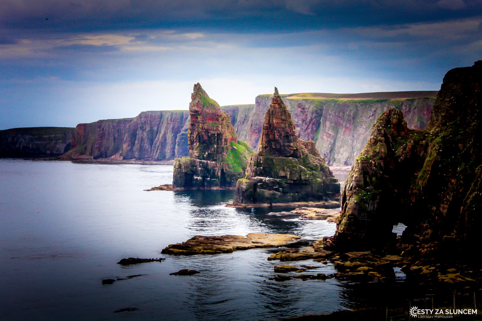 Útesy Duncansby Head v severovýchodním cípu Skotska. Jedno z nejkrásnějších míst ve Skotsku, přesto turisticky trochu opomíjené. - Ladislav Hanousek, Skotsko