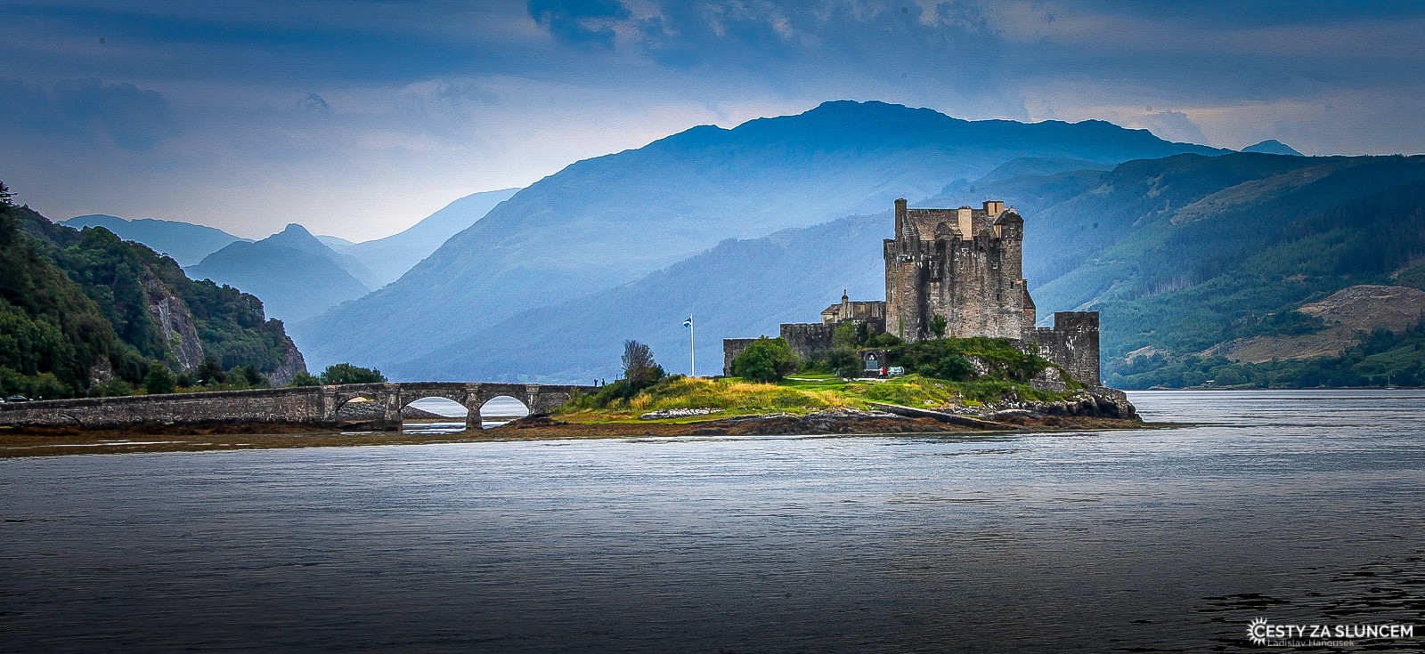 Eilean Donan Castle. Vybudován byl ve 13. století, v roce 1790 byl pak těžce poškozen anglickými válečnými loděmi. - Ladislav Hanousek, Skotsko
