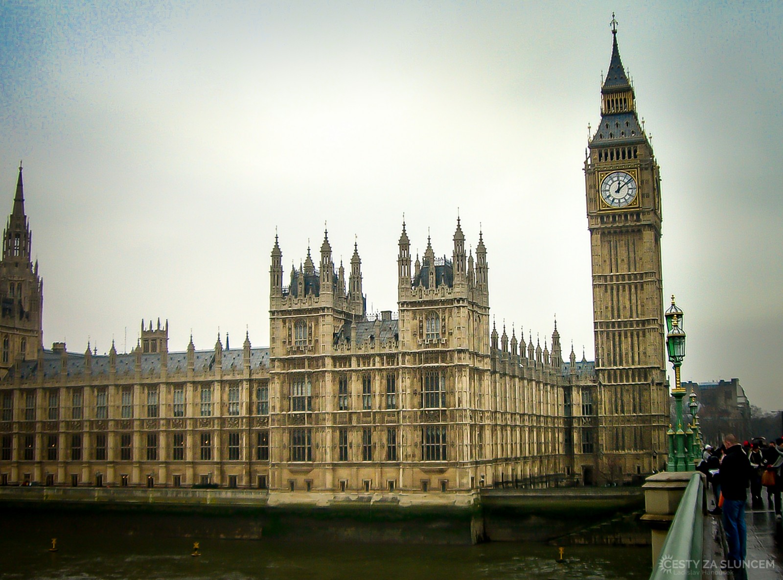 Westminsterský palác na břehu Temže je místem zasedání britského parlamentu. Dominantou paláce je hodinová věž hovorově nazývaná Big Ben. - Ladislav Hanousek, Anglie