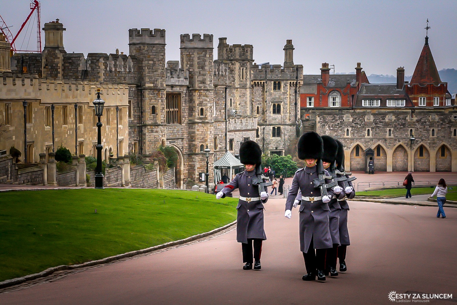 Windsor Castle. V městečku Windsor, vzdáleném od Londýna 30 km, se na kopci vypíná monumentální sídlo britských panovníků. - Ladislav Hanousek, Anglie