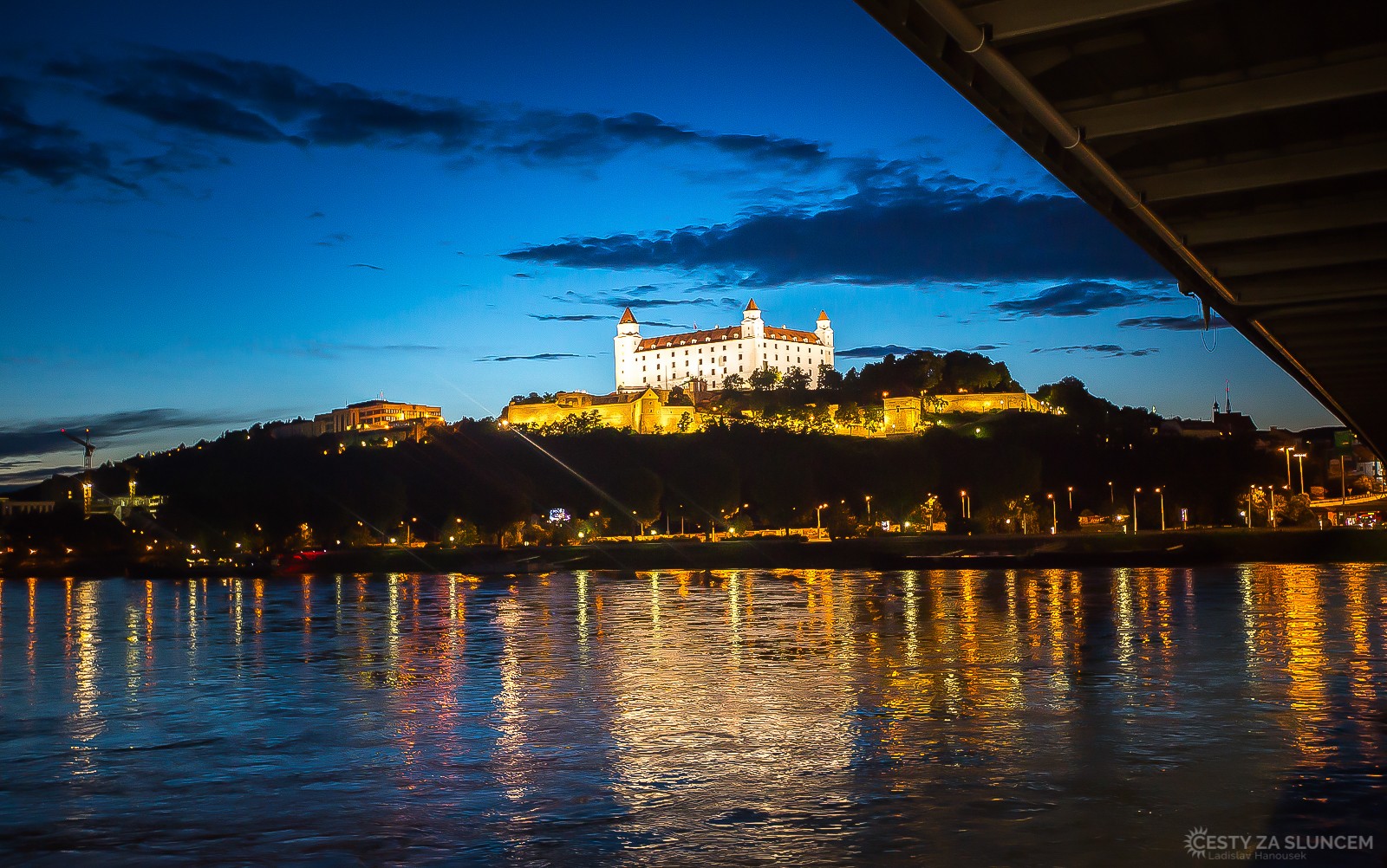 Bratislavský hrad z druhého břehu Dunaje. - Ladislav Hanousek, Slovensko