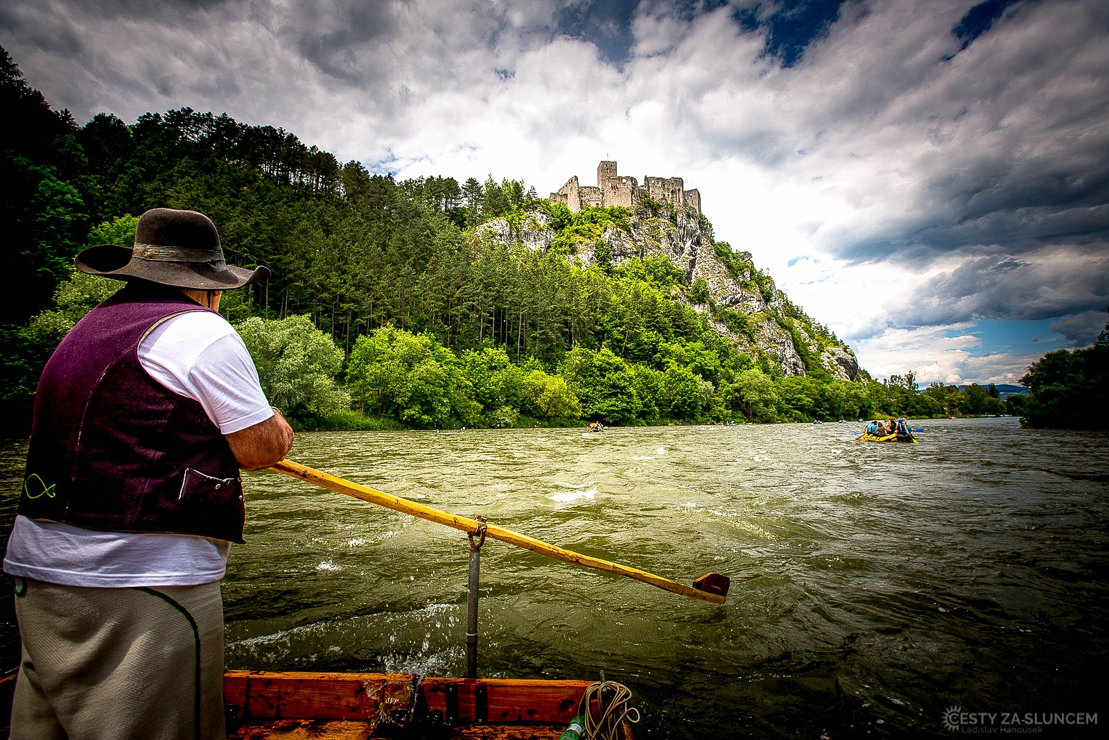 Pltě na Váhu pod hradem Strečno - Ladislav Hanousek, Slovensko