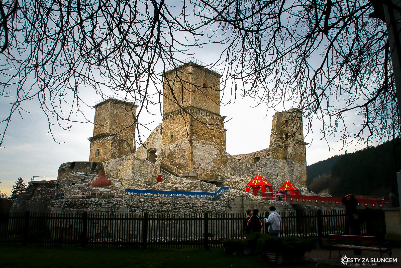 Hrad Diósgyőr - Miskolc. Expozice HISTORICKÉ PANOPTIKUM v kasematách hradu  představuje život ve středověku. Panoptikum s velkým počtem postav znázorňuje bujaré oslavy panství, rytířské hry, středověké tržiště, či ceremoniál udělení erbu městu Košice - Ladislav Hanousek, Maďarsko