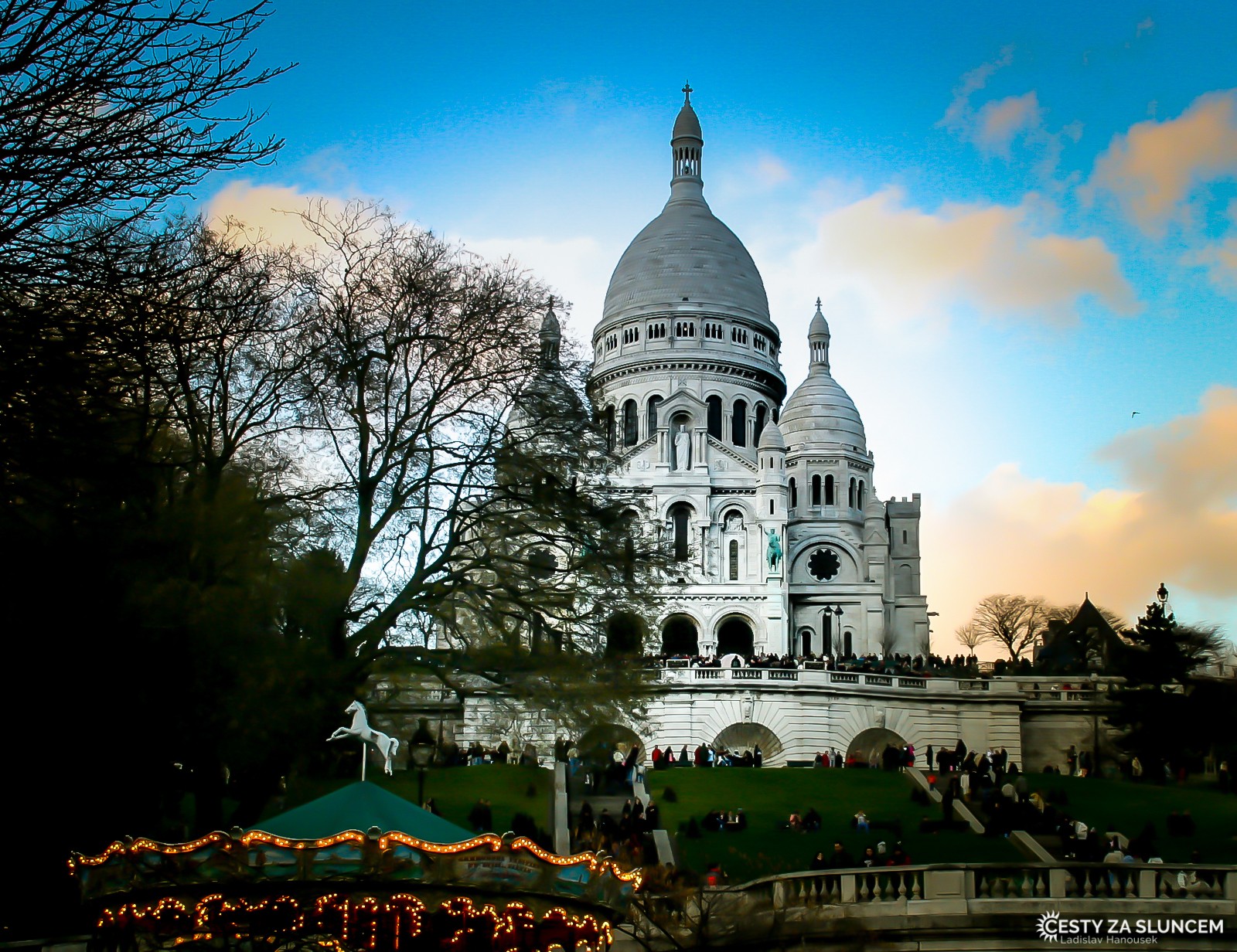 Kostel Sacre Coeur na Montmartru i s typickým starým kolotočem Carrousel, který tu vozí děti už nejméně dvacet let. - Ladislav Hanousek, Paříž