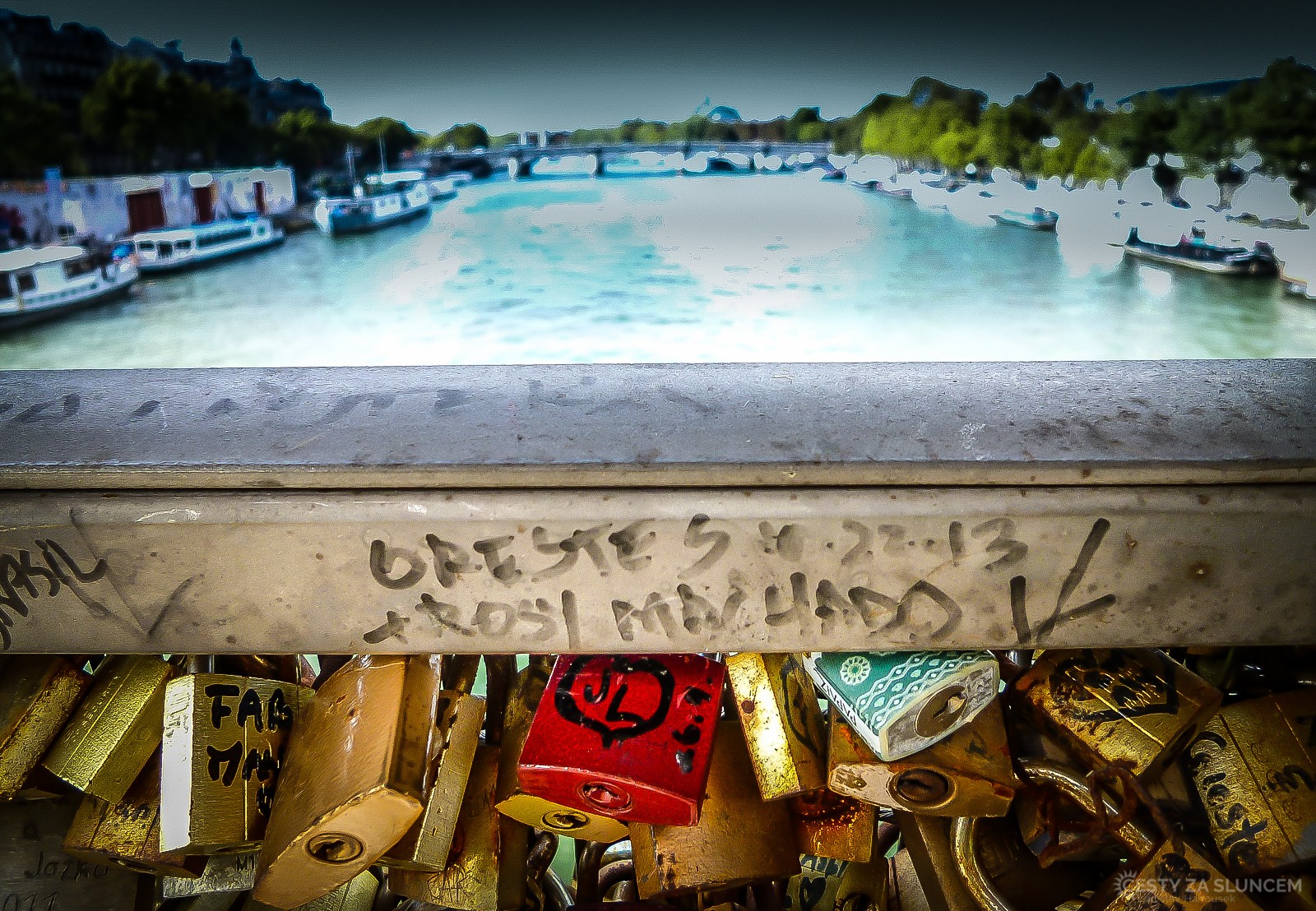 Le Pont de Solférino spojující centrum města s ostrovem Cité. Je jedním z mostů, kde počala tradice "zámků zamilovaných". I když si nepřivezete zámeček z Čech, určitě ho koupíte o některého z pouličních prodavačů. A nezapomeňte klíček hodit do Seiny.. (-: - Ladislav Hanousek, Paříž