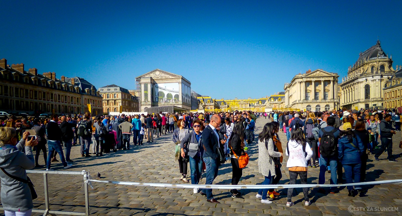 Zámek Versailles. Do interiérů zámku je vstup možný, ale za cenu dlouhého čekání, a to i mimo hlavní sezónu. Ten, kdo je zvyklý na bohaté interiéry českých zámků, může být trochu zklamán. Během Francouzské revoluce byla většina zámků vypálena, a tak není vybavení něčím, co by nás ohromilo. Kdo nechce čekat na vstup, může se spokojit jen se zahradami. Ty jsou ale moc hezké a i za nimi se vyplatí vážit sem z centra Paříže cestu. - Ladislav Hanousek, Paříž
