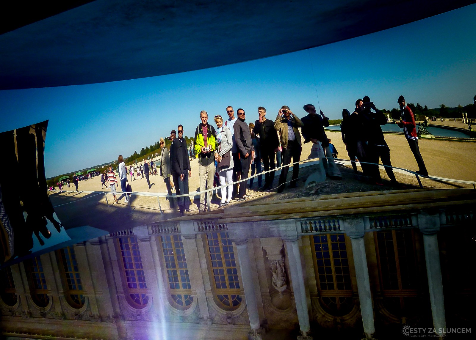 V zahradách zámku Versailles jsou v několika posledních letech rozmístěna obří panoramatická zrcadla britského kontroverzního umělce indického původu Anishe Kapoora. - Ladislav Hanousek, Paříž