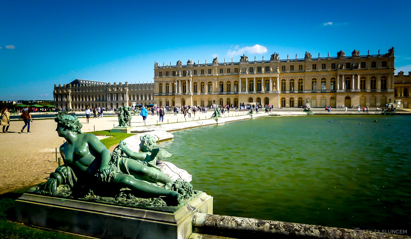 Versailles: Pozemek koupil Ludvík XIII v roce 1624 a nechal zde postavit malý lovecký zámeček. Postupně pak vznikl monumentální zámek, který byl od roku 1682 do Francouzské revoluce (1789), s přestávkou za vlády regenta Filipa Orleánskeho, sídlem královského dvora a vlády Francie. Několik let tu žil i Král Slunce - Ludvík XIV., který tu i 1. září 1715 zemřel. - Ladislav Hanousek, Paříž