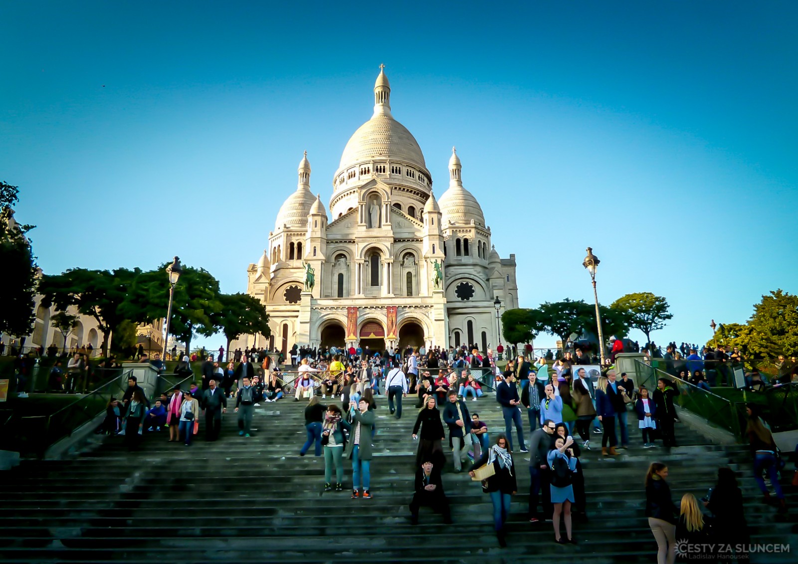 Kostel Sacre Coeur na Montmartru. Byly doby, kdy i na zdejších schodech bývalo v podvečer jen několik zamilovaných dvojic. Dnes tu atmosféru zažijeme těžko... - Ladislav Hanousek, Paříž
