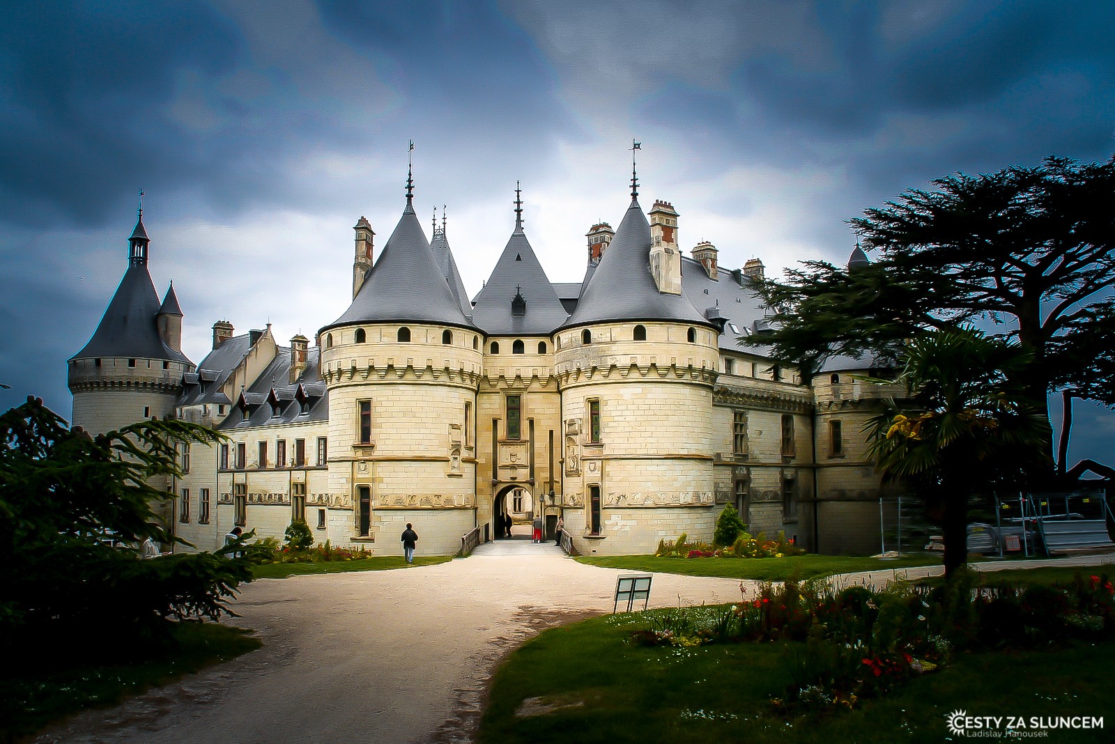 V údolí řeky Loiry je na šedesát poměrně zachovalých zámků. Jsou dobře udržovány, ale platí o nich vesměs totéž, co o Versailles. Během Francouzské revoluce byla většina zámků vypálena a interiéry zničeny. Dnes tedy někdy trochu kontrastují hezké exteriéry a zahrady s nepoměrně chudšími a ne vždy úplně autentickými interiéry. - Ladislav Hanousek, Zámky na Loiře