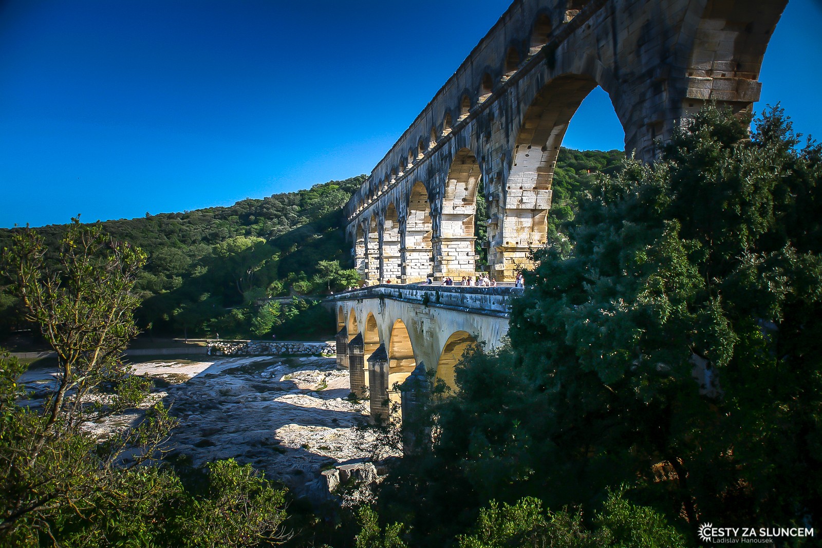 Pont du Gard: akvadukt v jižní Francii, asi 25 km severovýchodně od města Nîmes. Je 49 metrů vysoký a až 275 metrů dlouhý a byl postaven v 1. století, kdy jižní Francie tvořila provincii starověkého Říma. - Ladislav Hanousek, Jižní Francie