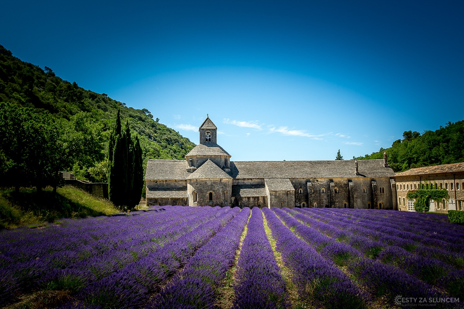 Abbaye de Sénanque: Klášter Sénanque je nejznámější cisterciánský klášter v francouzském Provence, jeden ze tří zachovaných cisterciáckých klášterů v této oblasti. - Ladislav Hanousek, Jižní Francie