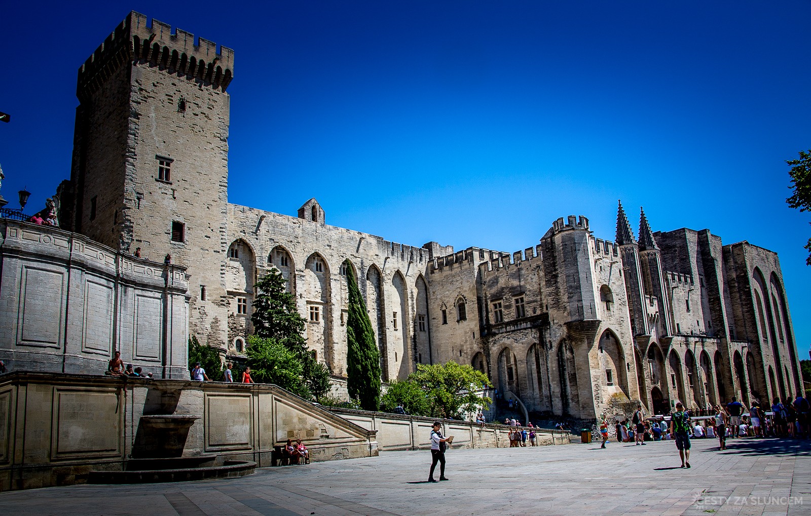 Avignon: Papežský palác v Avignonu byl v letech 1335–1378 rezidencí papežů a do roku 1430 vzdoropapežů. - Ladislav Hanousek, Jižní Francie
