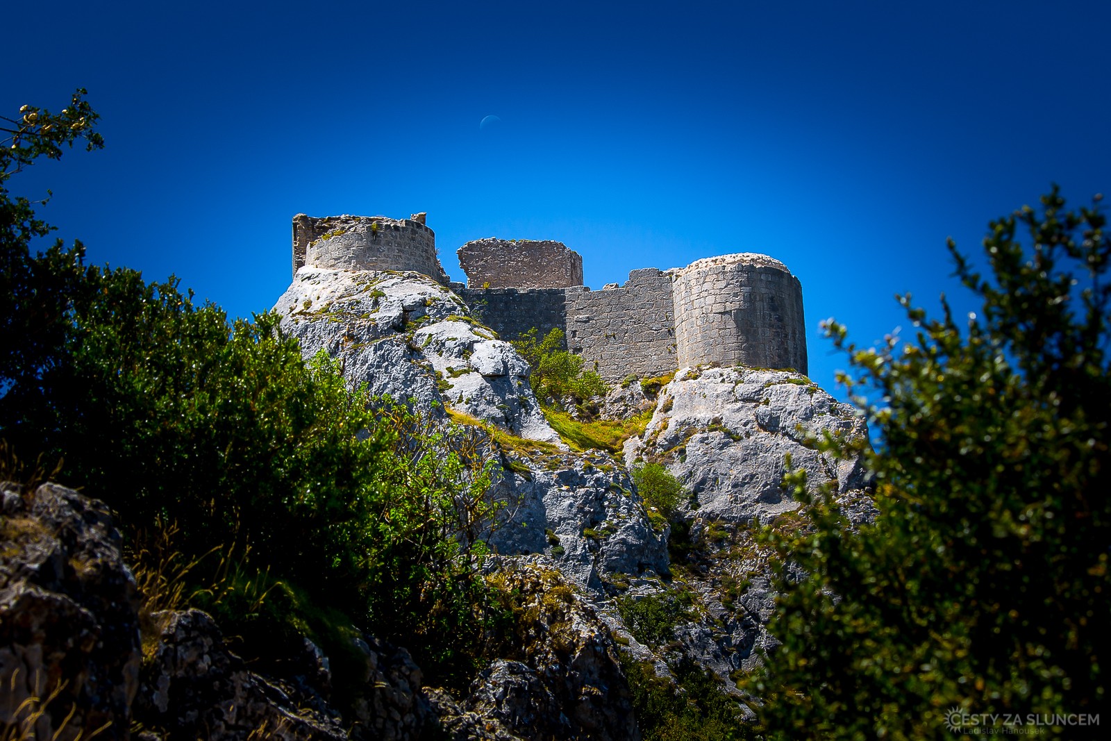 Chateau de Quéribus je hrad či spíše zbytky hradu typu donjon asi 30 kilometrů západně od Perpignanu u vsi Cucugnan na skalnatém ostrohu v nadmořské výšce 728 m. Pochází z 11. století - Ladislav Hanousek, Jižní Francie