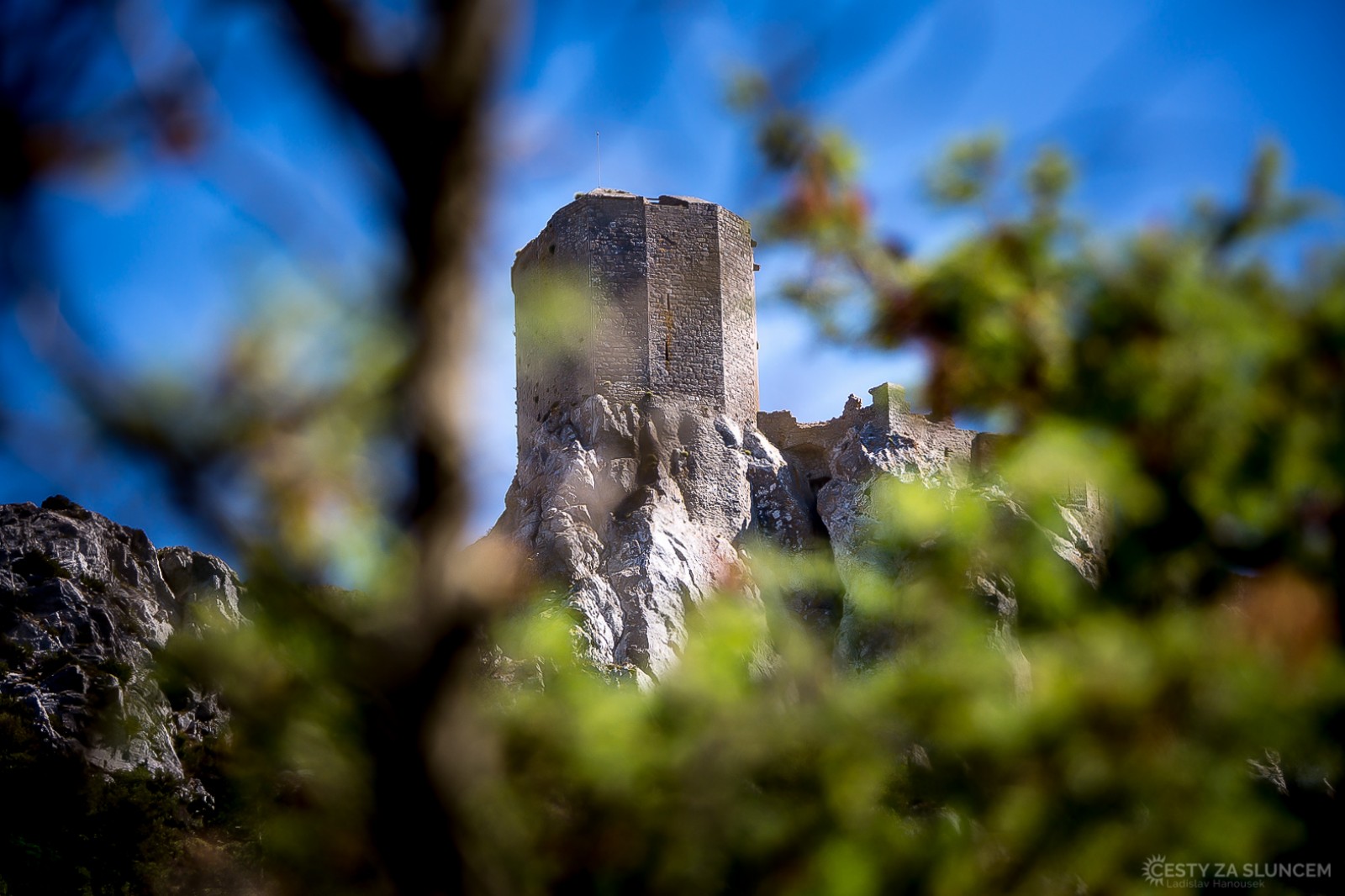 Chateau d´Aguilar. Hrad Aguilar (Aguilar on Occitan) patří k tz. Katarským hradům. Nachází se východně od města Tuchan v departementu Aude. - Ladislav Hanousek, Jižní Francie