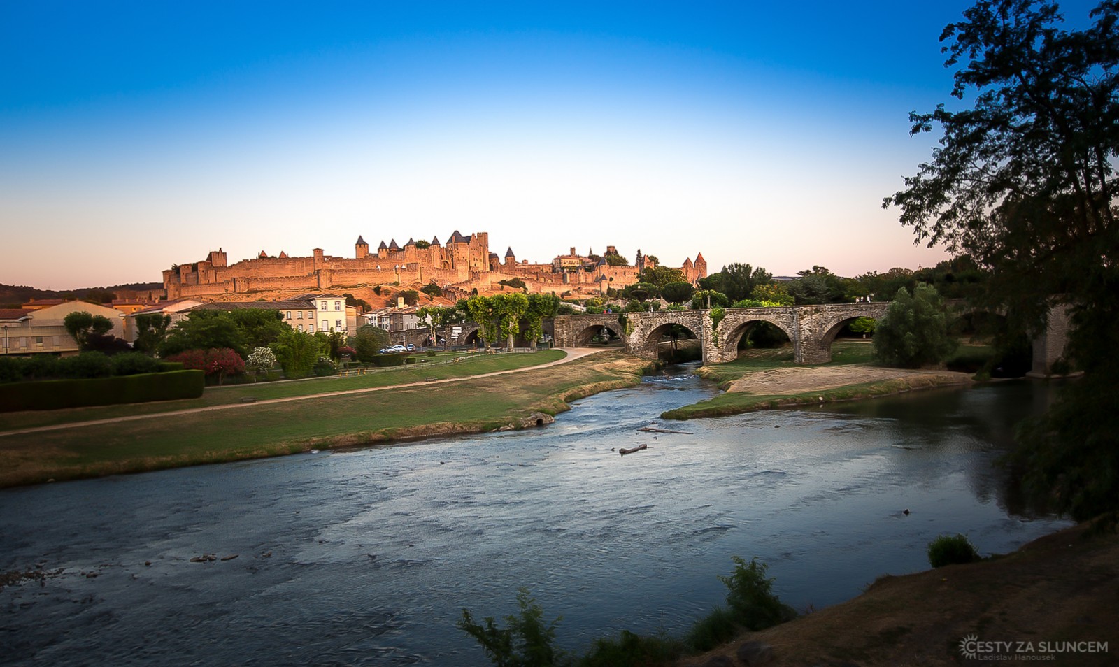 Carcassonne patří k nejzachovalejším středověkým pevnostním městům v celé Evropě, proto bylo roku 1997 zařazeno na seznam kulturních památek organizace UNESCO - Ladislav Hanousek, Jižní Francie