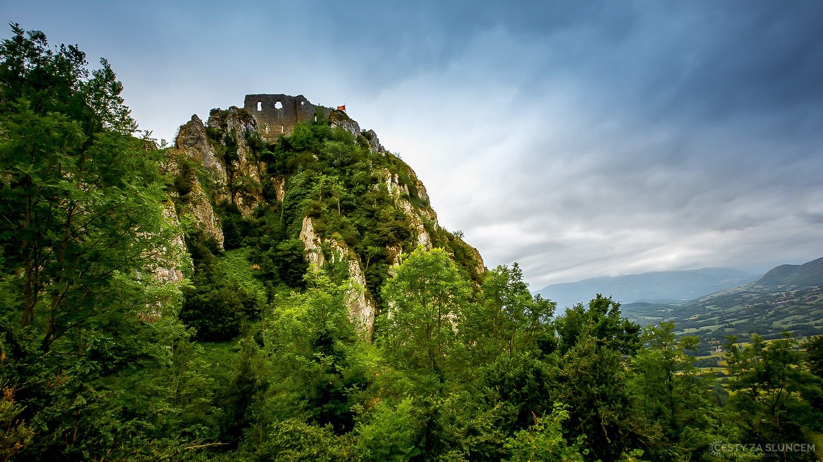 Chateau Peyrepertuse. Peyrepertuse je zřícenina hradu vybudovaného v 11. století cca 50 km od města Perpignanu u vsi Duilhac sous Peyrepertuse. Hrad je situován vysoko na horském hřebeni v nadmořské výšce 800 m a je jedním z nejnepřístupnějších hradů ve Francii. - Ladislav Hanousek, Jižní Francie
