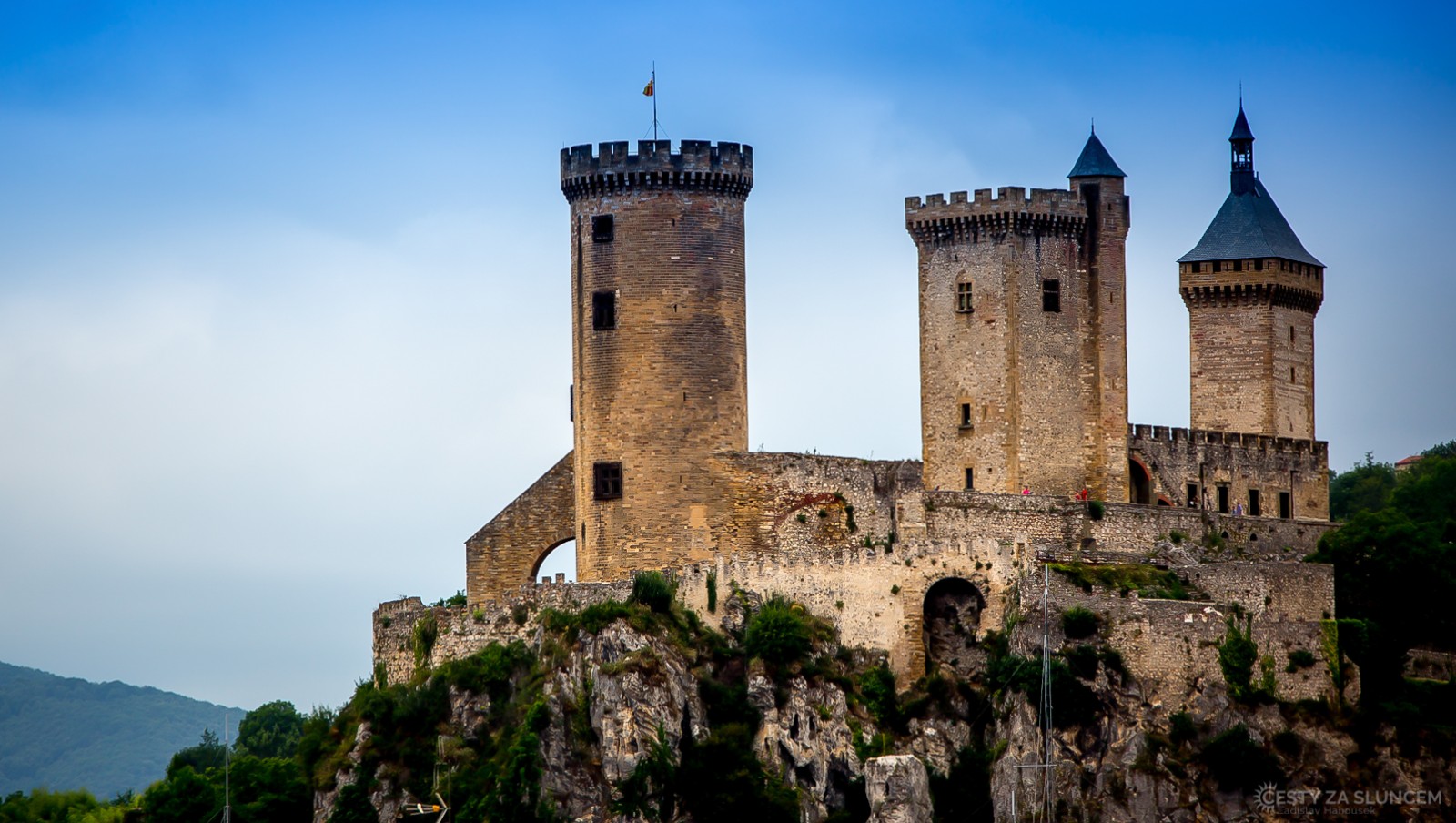 Cheaux Foix: Hrad Foix je hrad situovaný na kopci nad městem Foix, hlavním městem departmentu Ariège. Dnes je v hradním interiéru stálá expozice místního muzea - Ladislav Hanousek, Jižní Francie