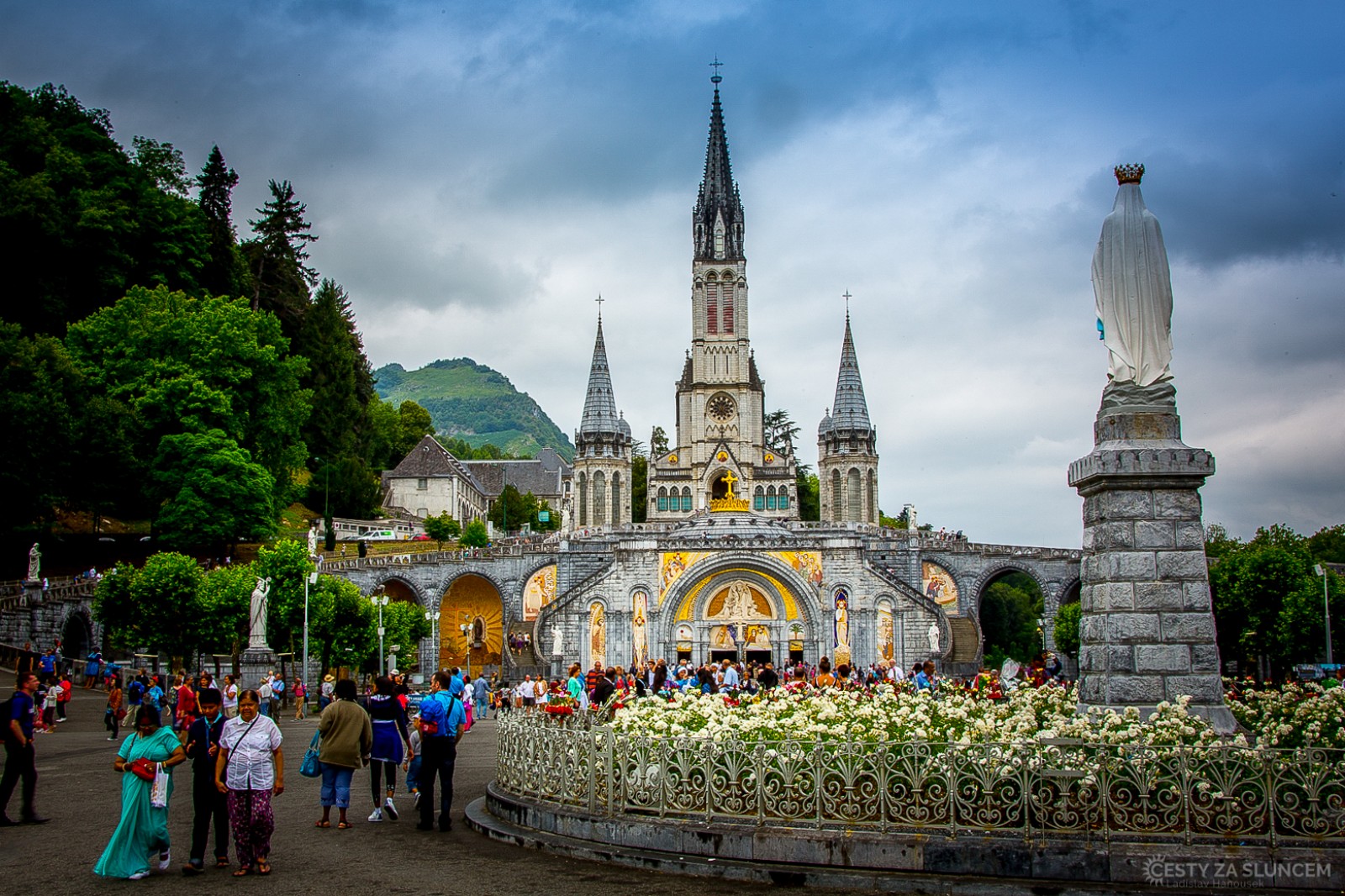 Lourdes. Lurdy je jihofrancouzské město ležící v podhůří Pyrenejí v departementu Hautes-Pyrénées. V roce 1858 zde došlo k mariánskému zjevení mladé Bernadettě Soubirousové, a brzy poté se Lurdy staly jedním z nejdůležitějších římskokatolických poutních míst. - Ladislav Hanousek, Jižní Francie