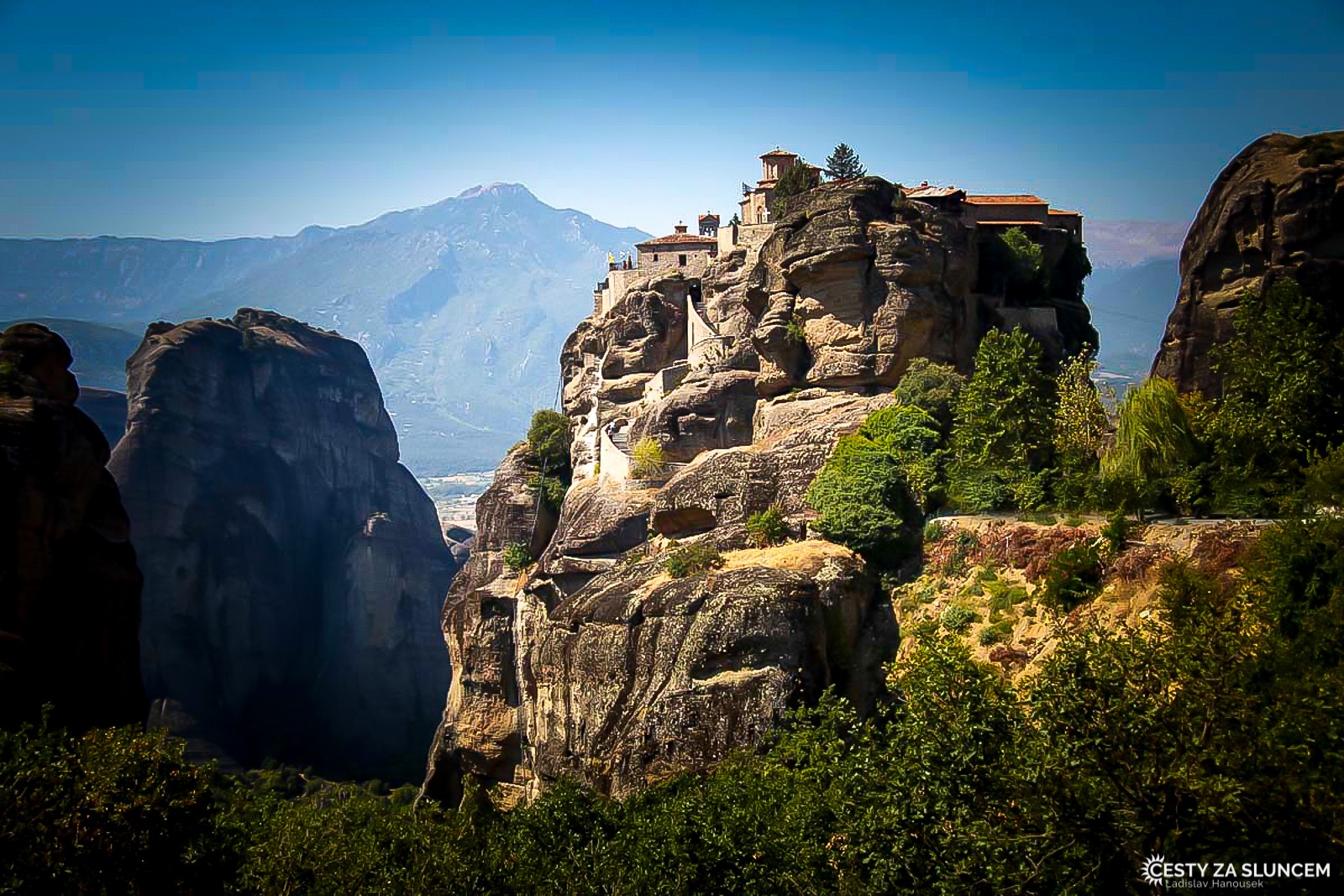 Meteora: klášter na vrcholcích bizarních slepencových skal v oblasti Thesálie, poblíž města Kalambaka. - Ladislav Hanousek, Řecko