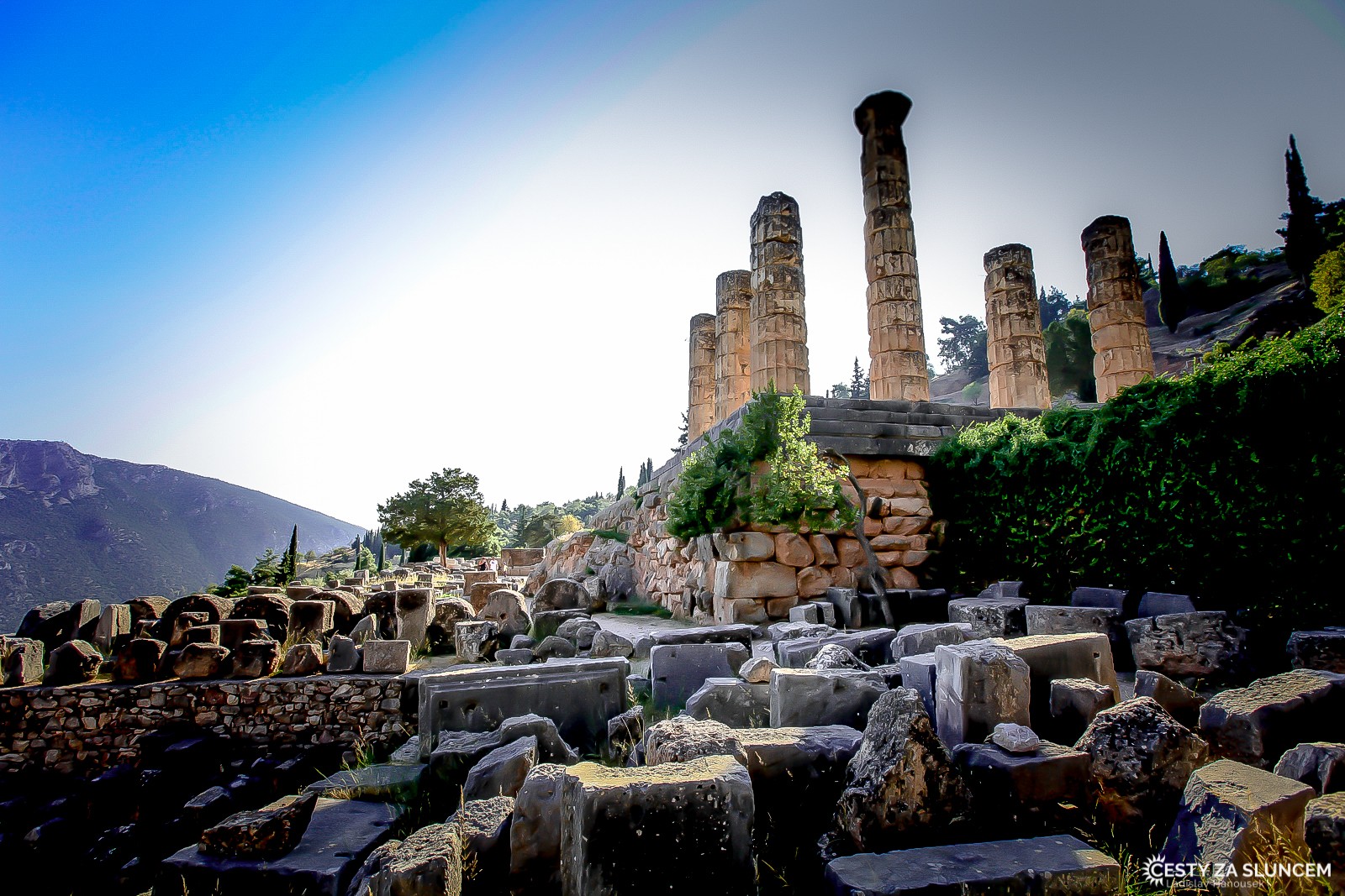 Delfy: Věštírna v Delfách byla součástí posvátného okrsku Apollónova nad městem Delfy ve Fókidě, asi 150 km severozápadně od Athén. Leží na strmém svahu Parnasu, byly nejslavnější věštírnou a dodnes jsou posvátným místem starého Řecka. - Ladislav Hanousek, Řecko